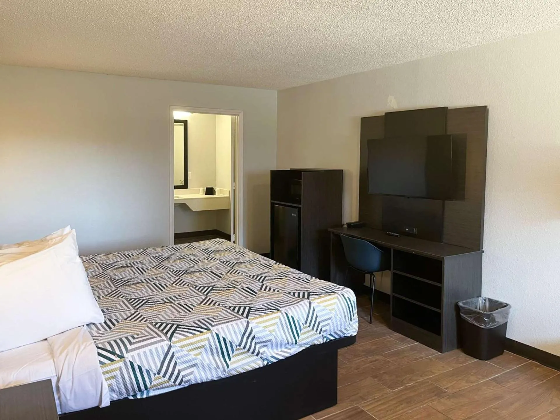 Bedroom, Bed in Motel 6 Hurricane, WV