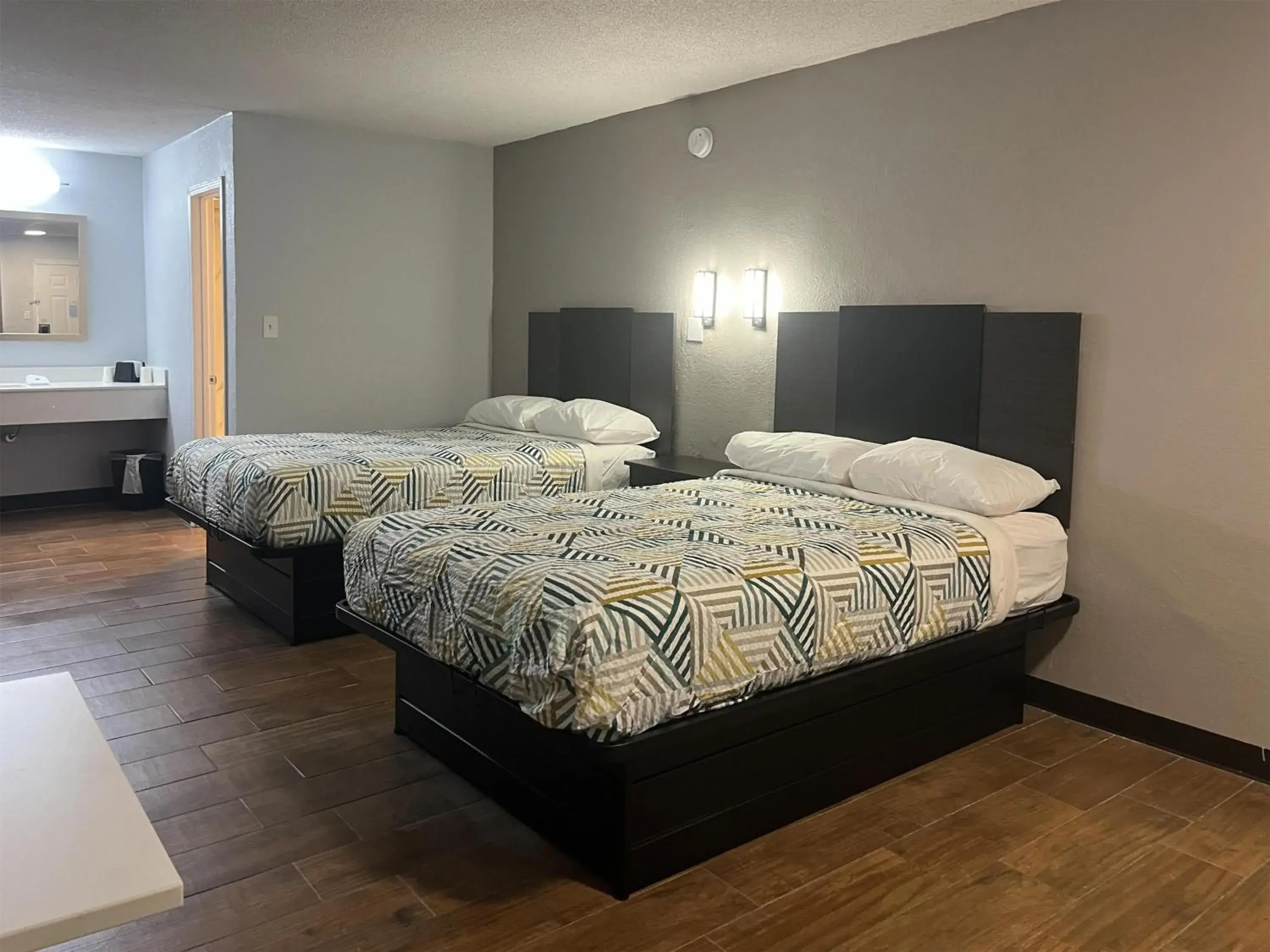 Quadruple Room - single occupancy - Smoking in Studio 6 Suites Hurricane, WV Quadruple Room - single occupancy - Smoking in Studio 6 Suites Hurricane, WV