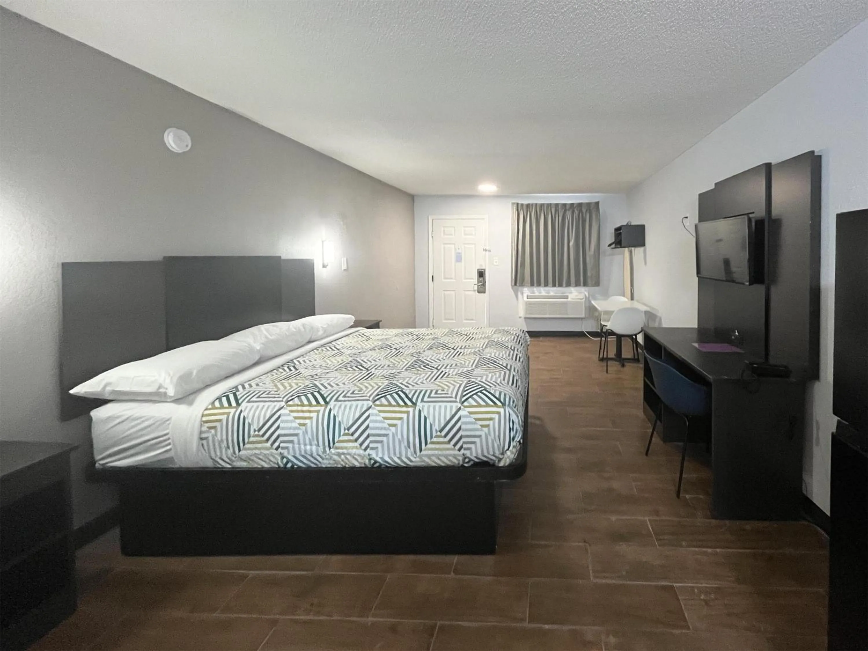 Bedroom, Bed in Studio 6 Suites Hurricane, WV