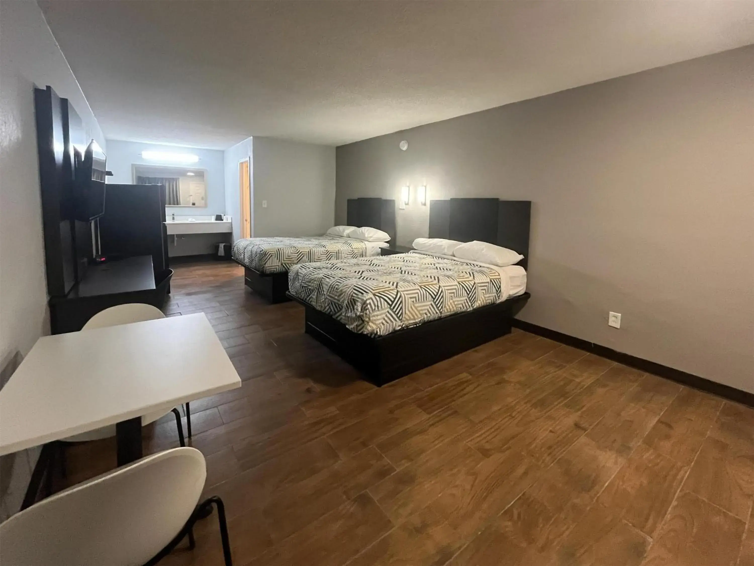 Quadruple Room - single occupancy - Non-Smoking in Studio 6 Suites Hurricane, WV Quadruple Room - single occupancy - Non-Smoking in Studio 6 Suites Hurricane, WV