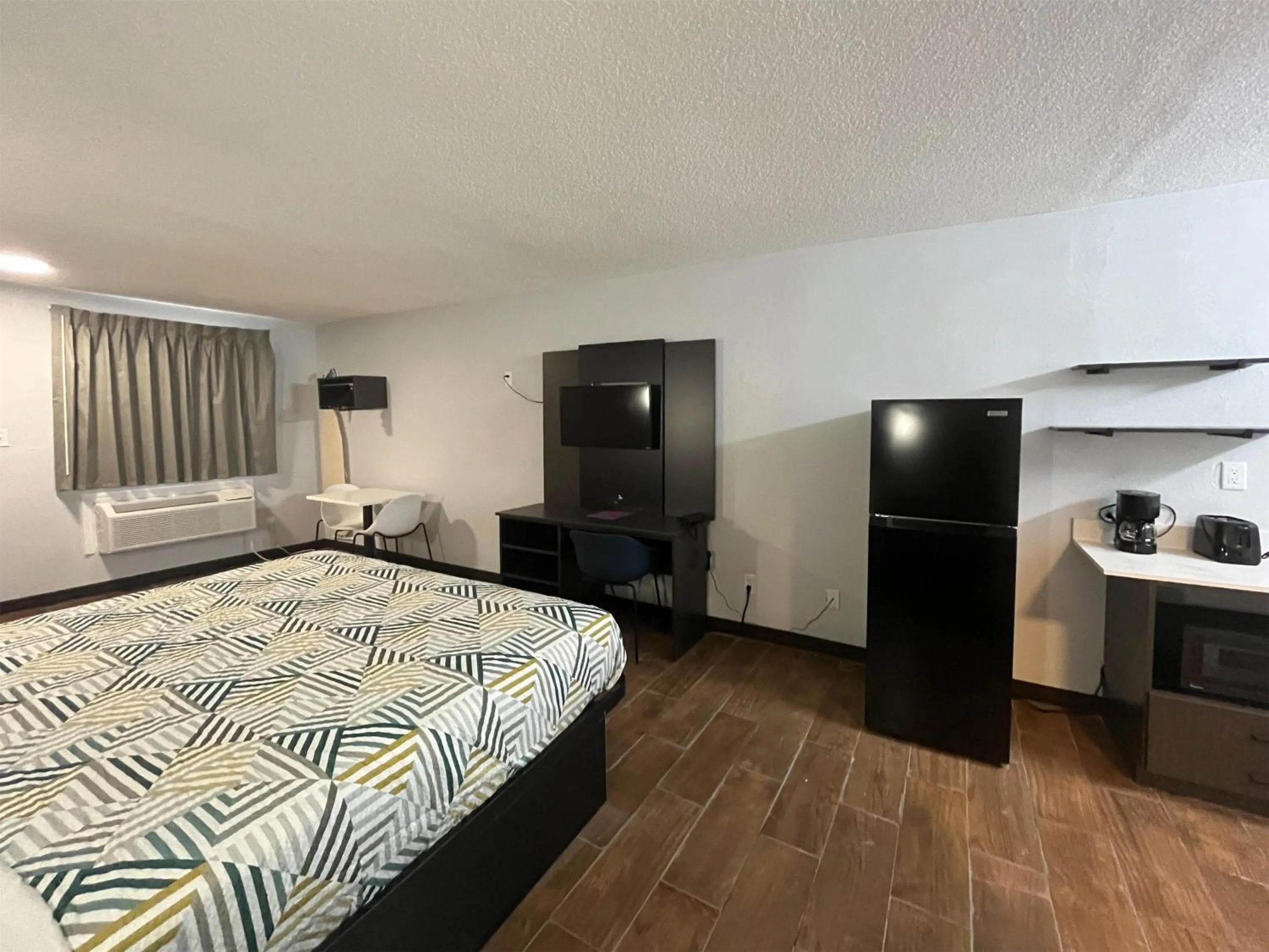 Bedroom, Bed in Studio 6 Suites Hurricane, WV