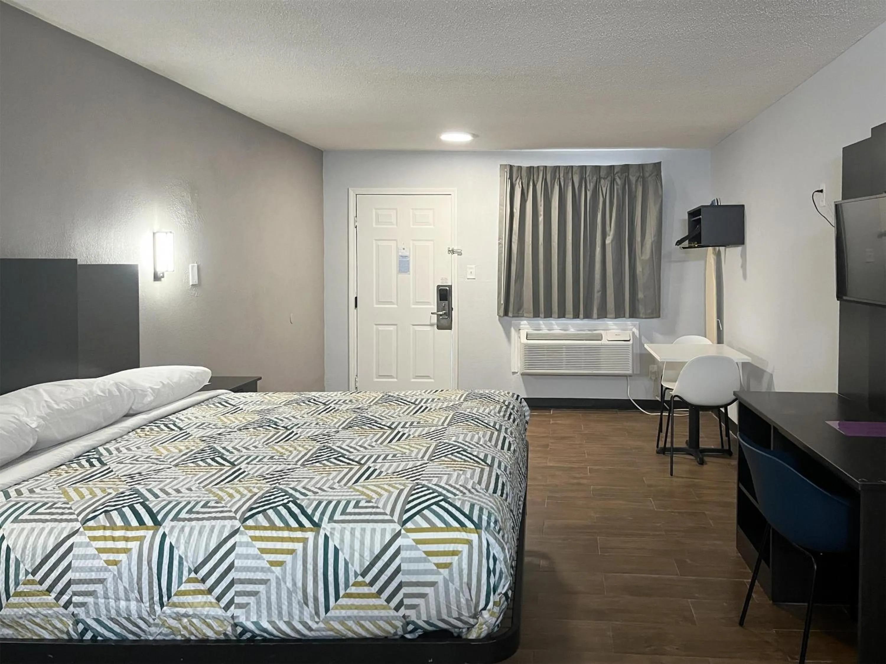 Bedroom, Bed in Studio 6 Suites Hurricane, WV