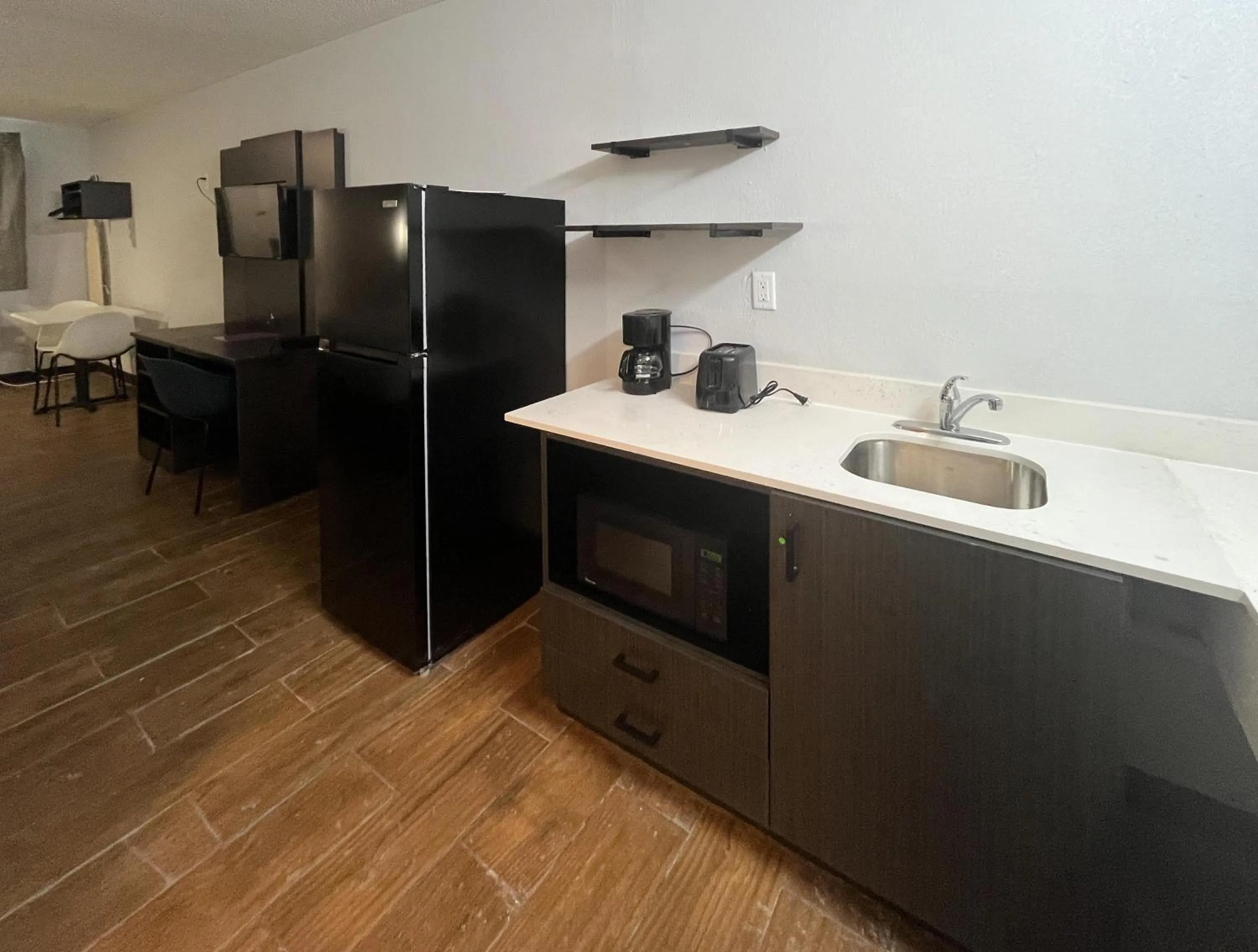 Kitchen or kitchenette in Studio 6 Suites Hurricane, WV