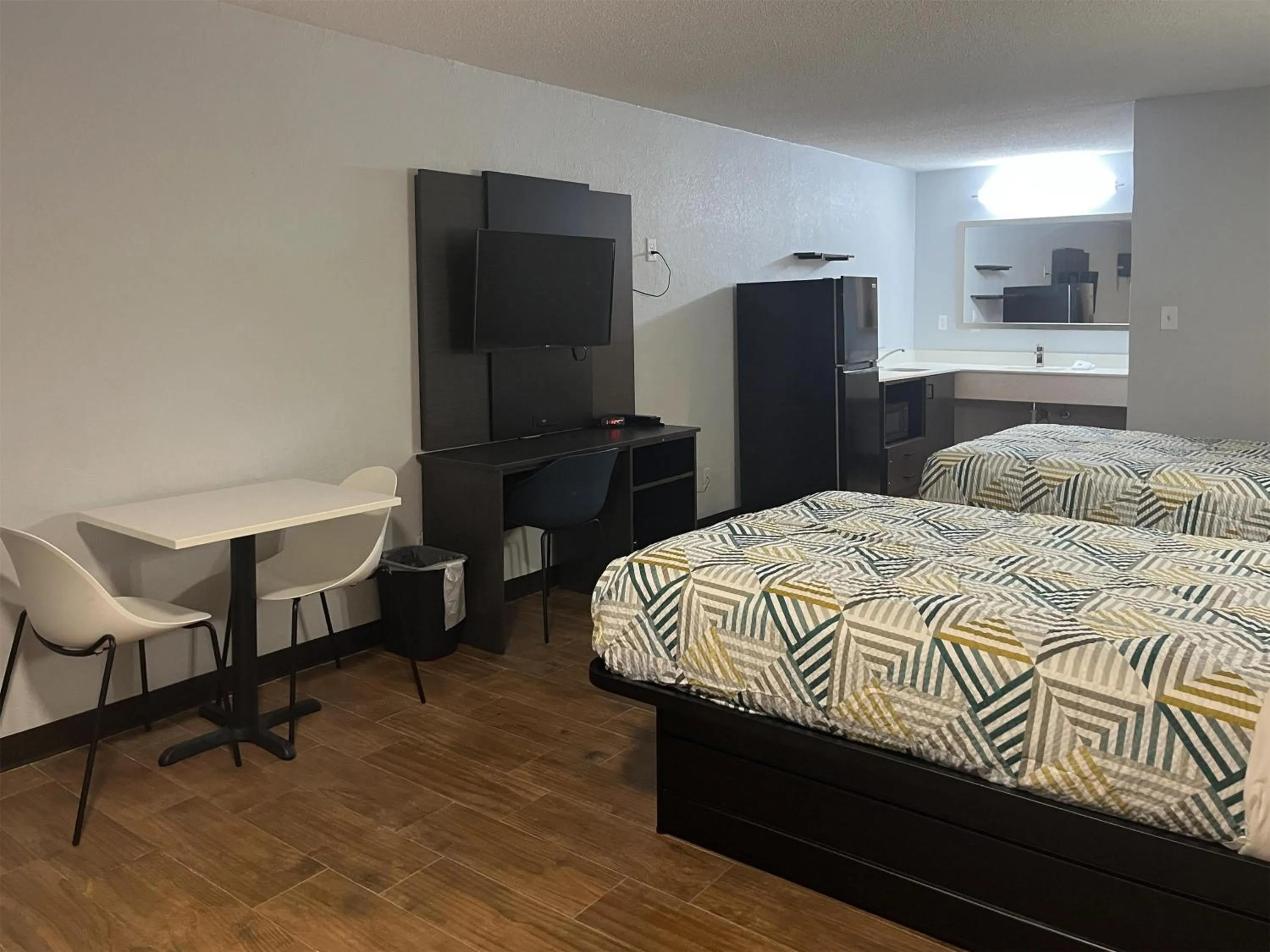 Bedroom, Bed in Studio 6 Suites Hurricane, WV