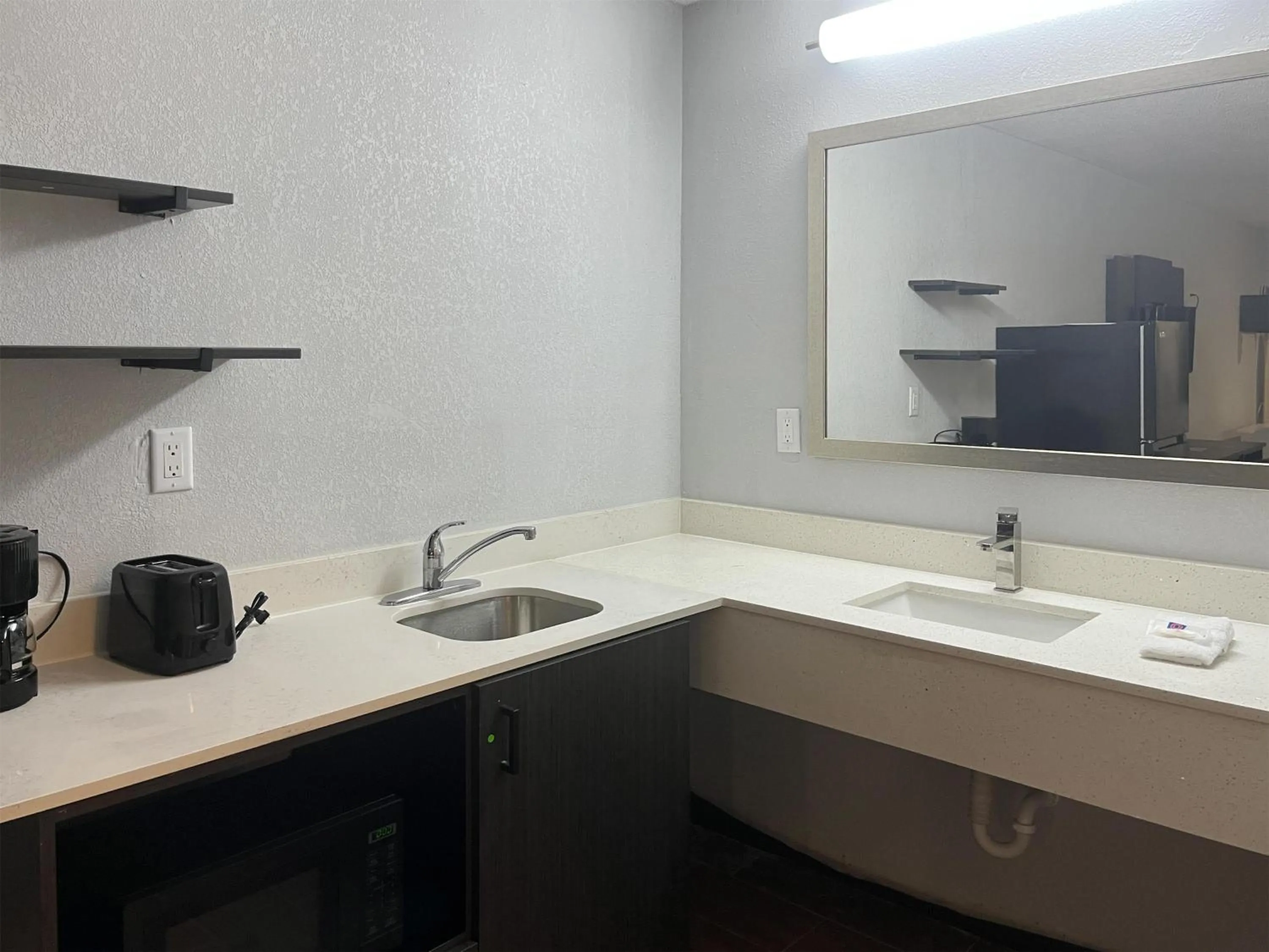 Kitchen or kitchenette in Studio 6 Suites Hurricane, WV