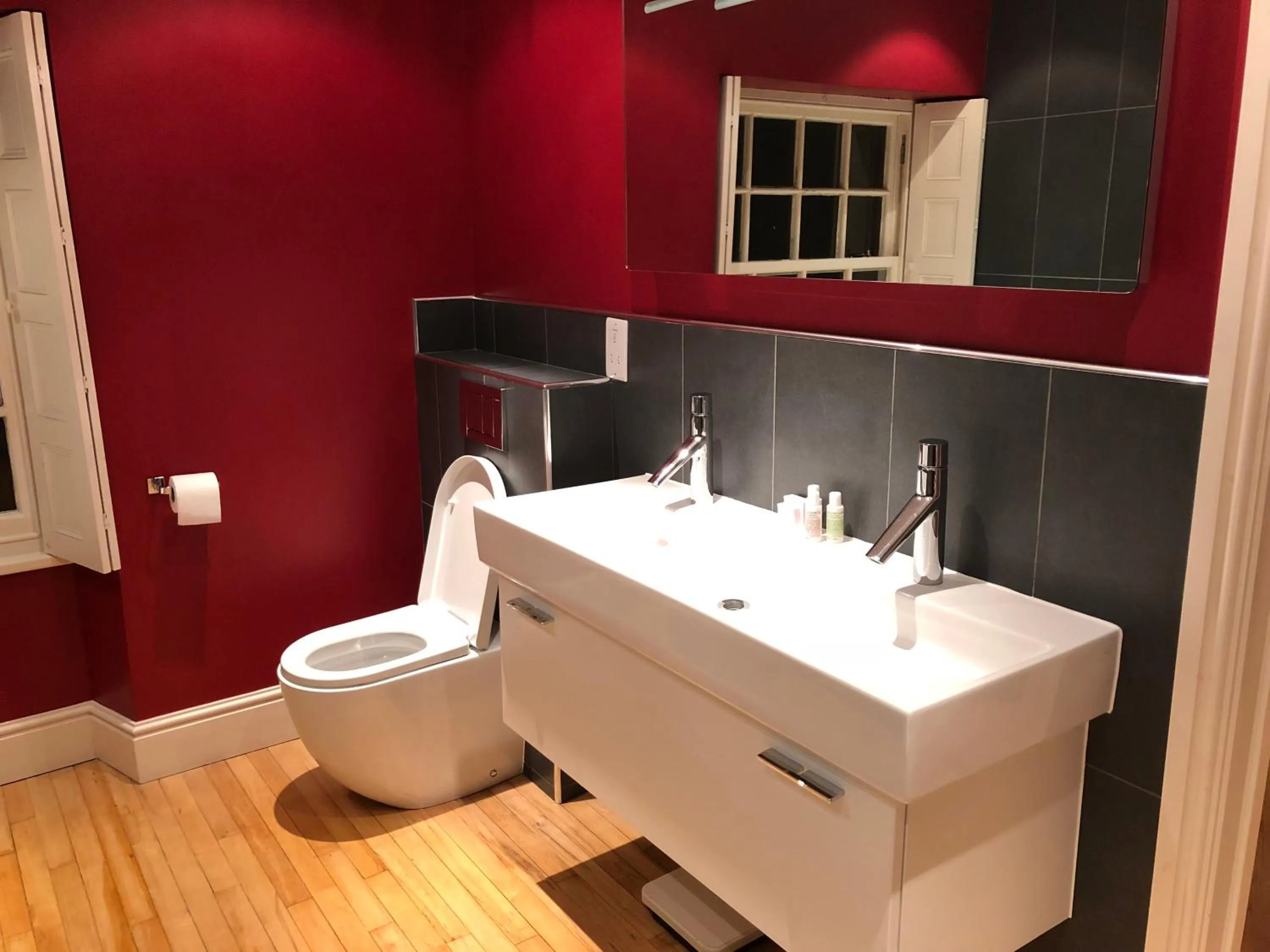 Toilet in Hickman Hill Hotel