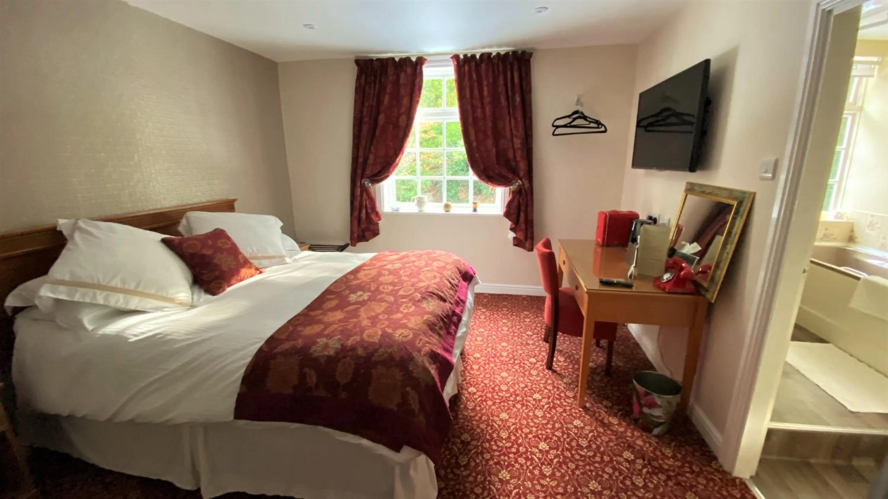 Photo of the whole room, Bed in Hickman Hill Hotel