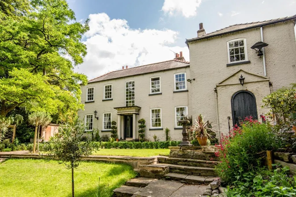 Facade/entrance in Hickman Hill Hotel