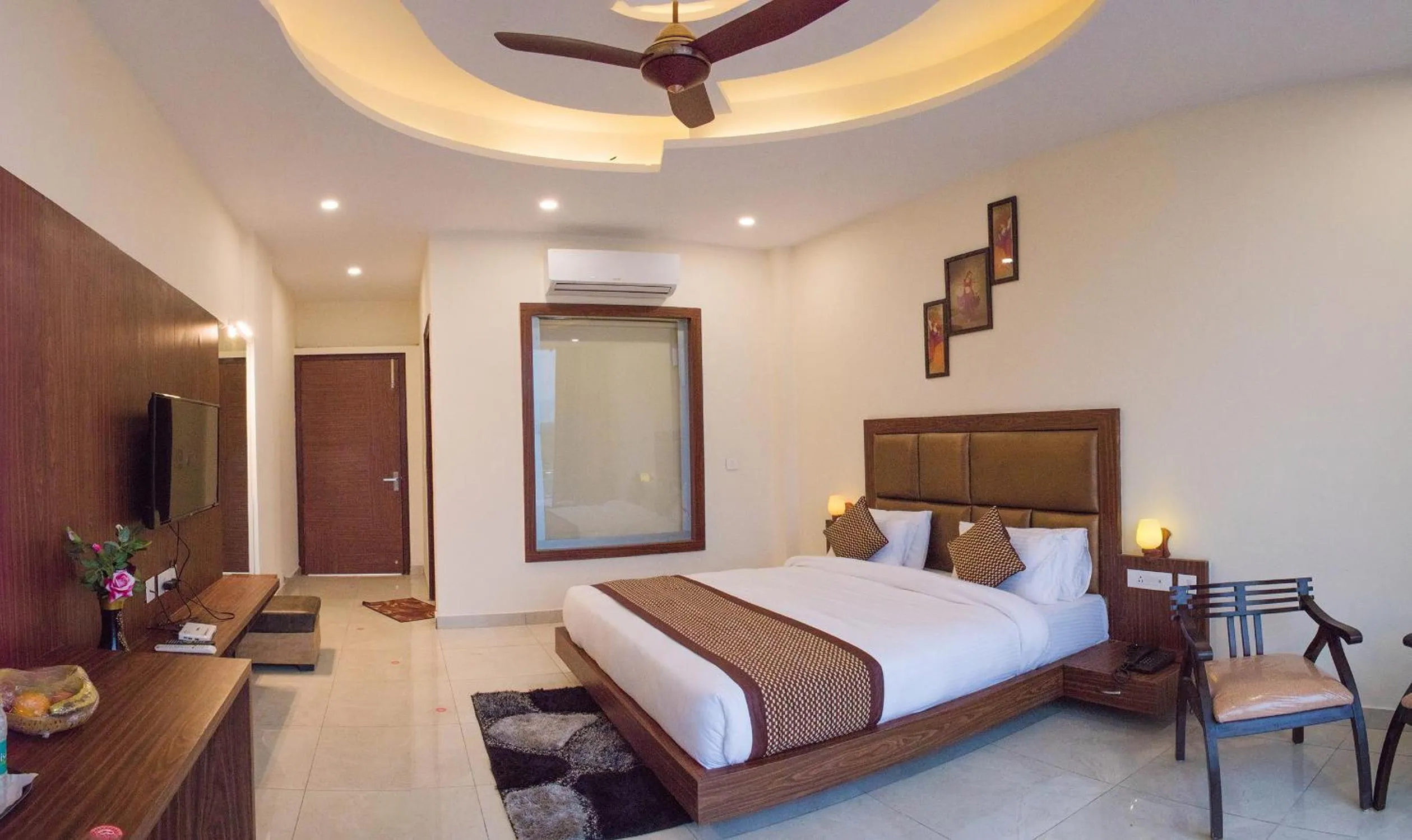 Photo of the whole room, Bed in The Darien Resort