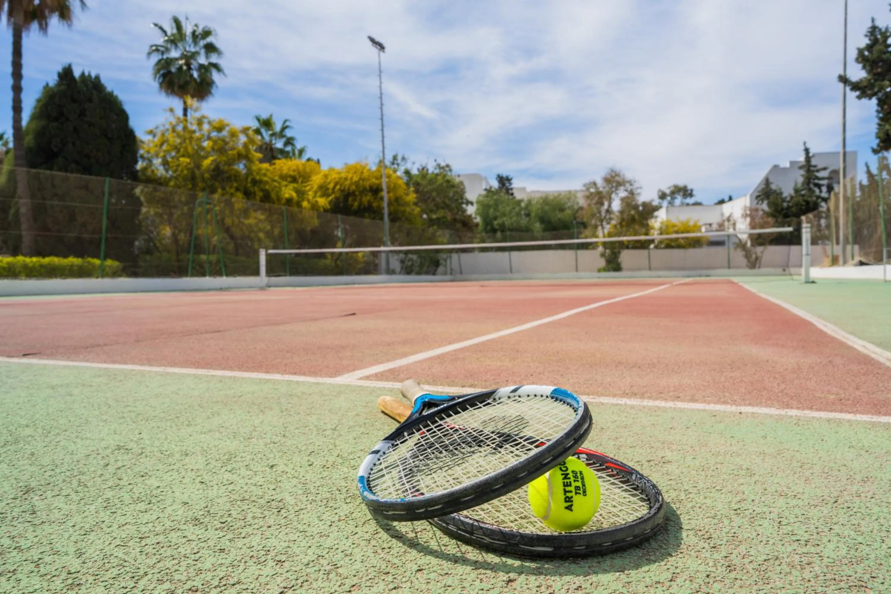 Tennis court in Hotel Bel Azur Thalasso & Bungalows