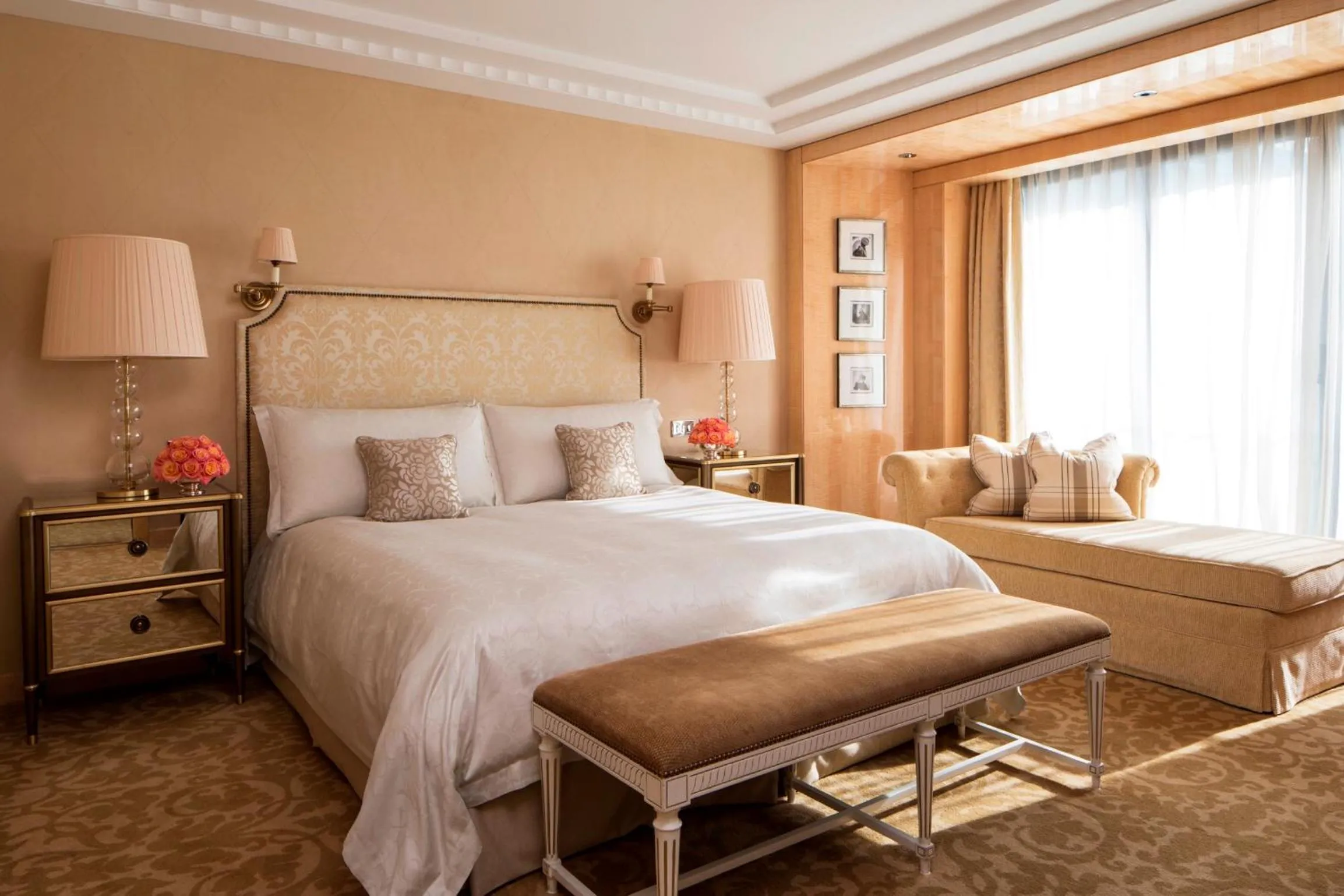 Photo of the whole room, Bed in Four Seasons Hotel London at Park Lane