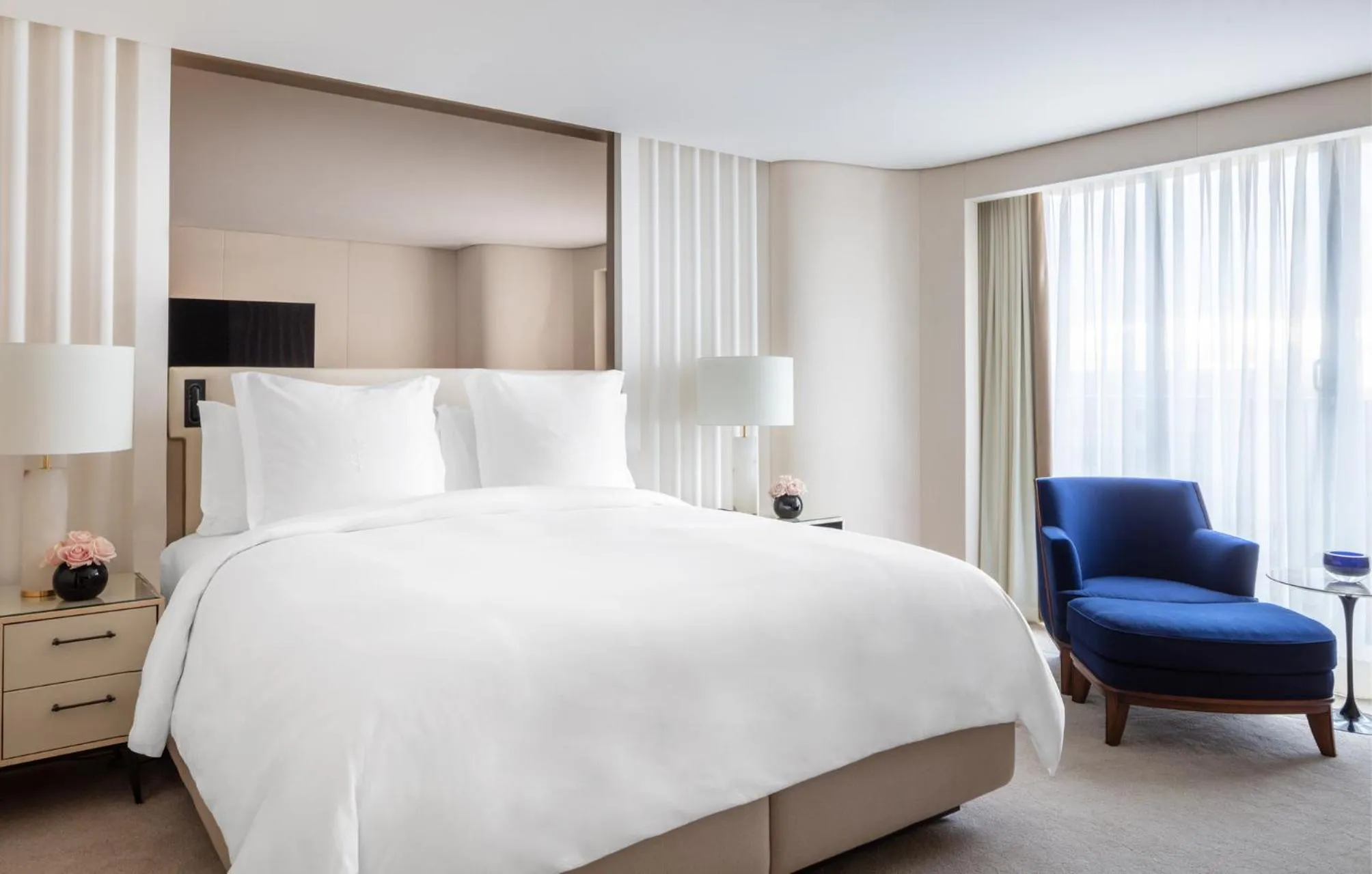 Bedroom, Bed in Four Seasons Hotel London at Park Lane