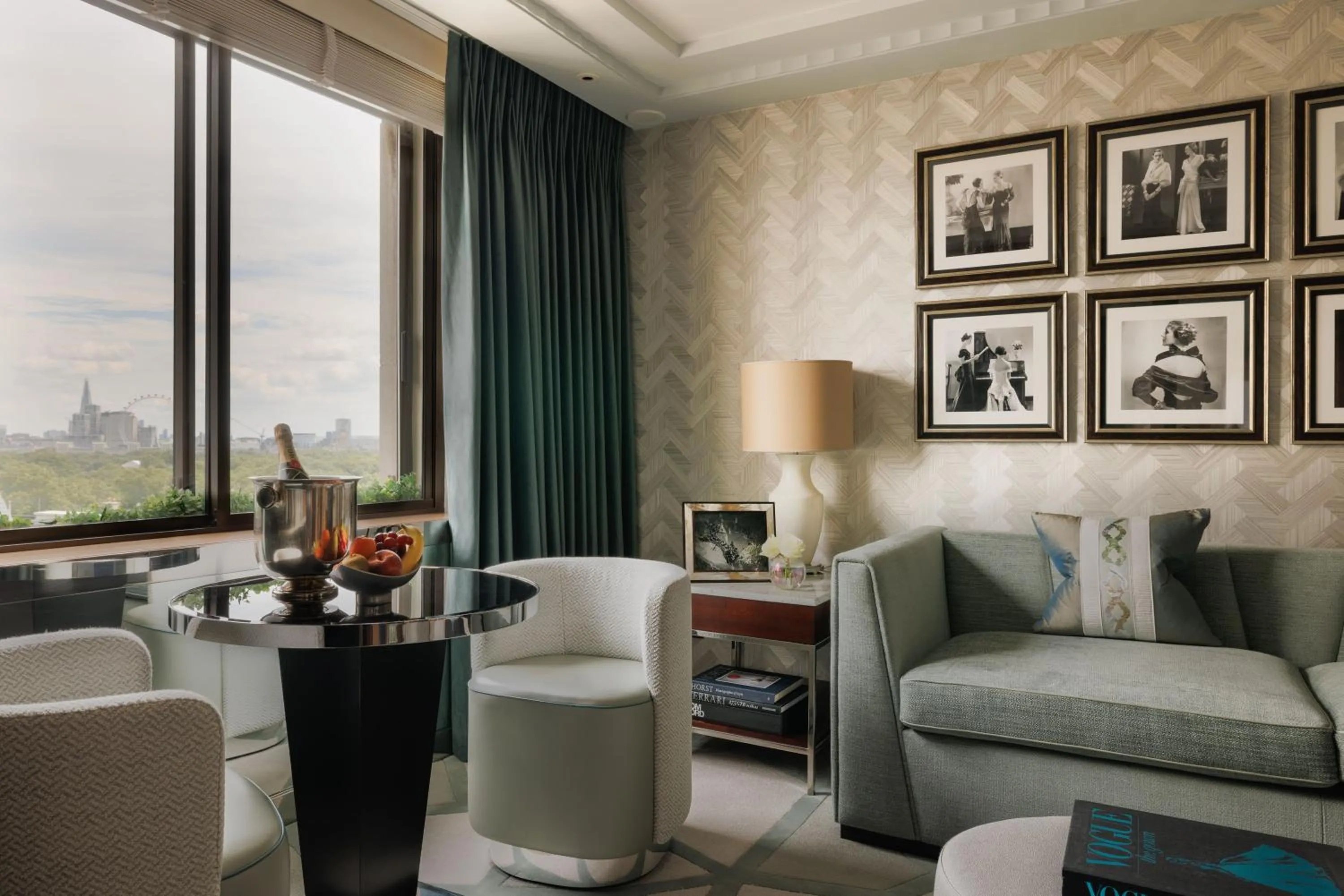 Living room in Four Seasons Hotel London at Park Lane