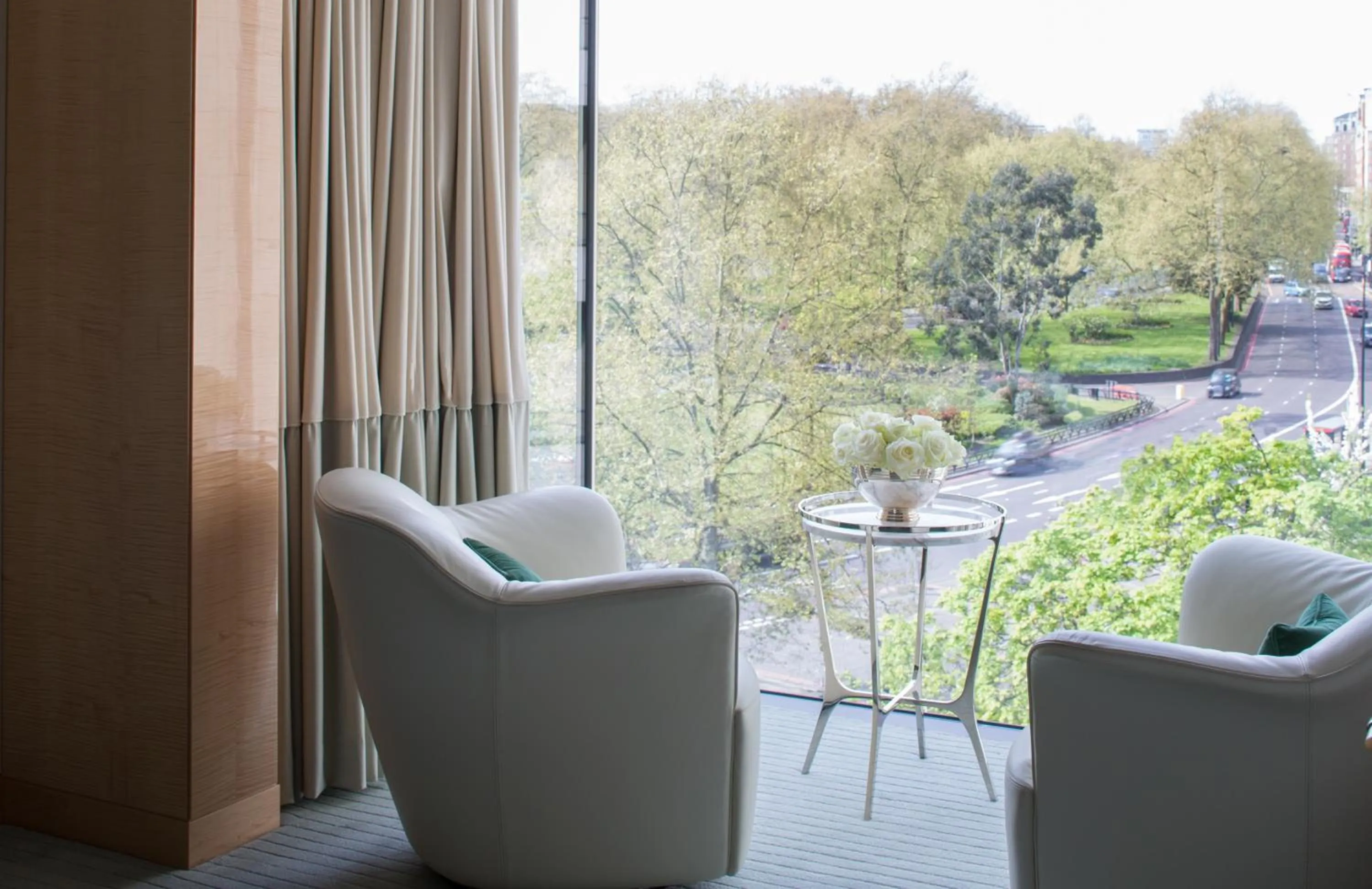 Seating area in Four Seasons Hotel London at Park Lane