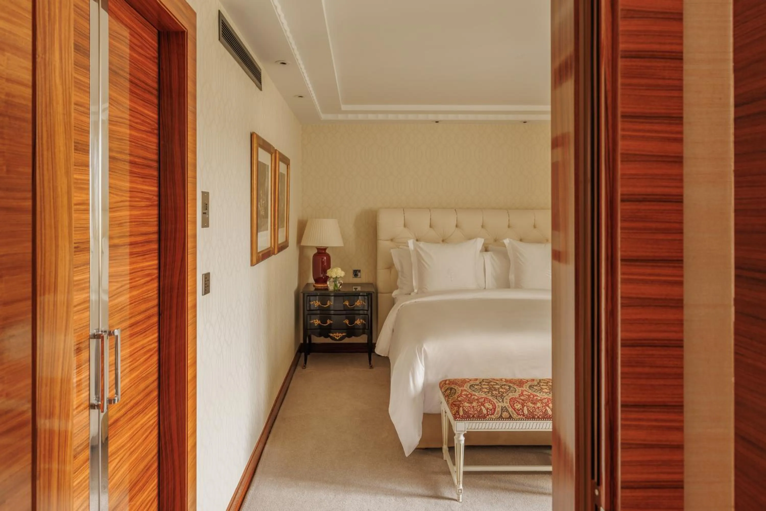 Bedroom, Bed in Four Seasons Hotel London at Park Lane