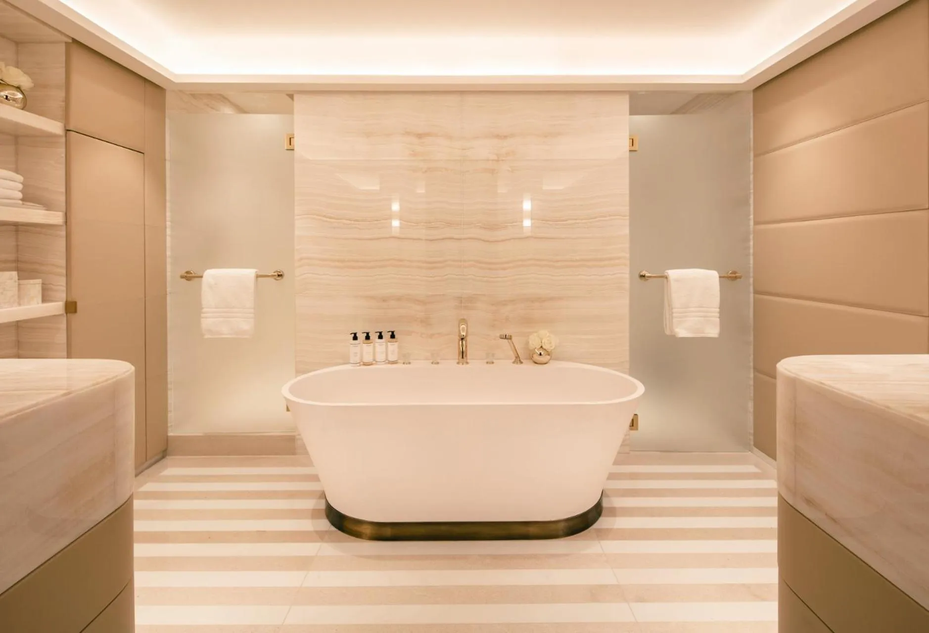 Bathroom in Four Seasons Hotel London at Park Lane