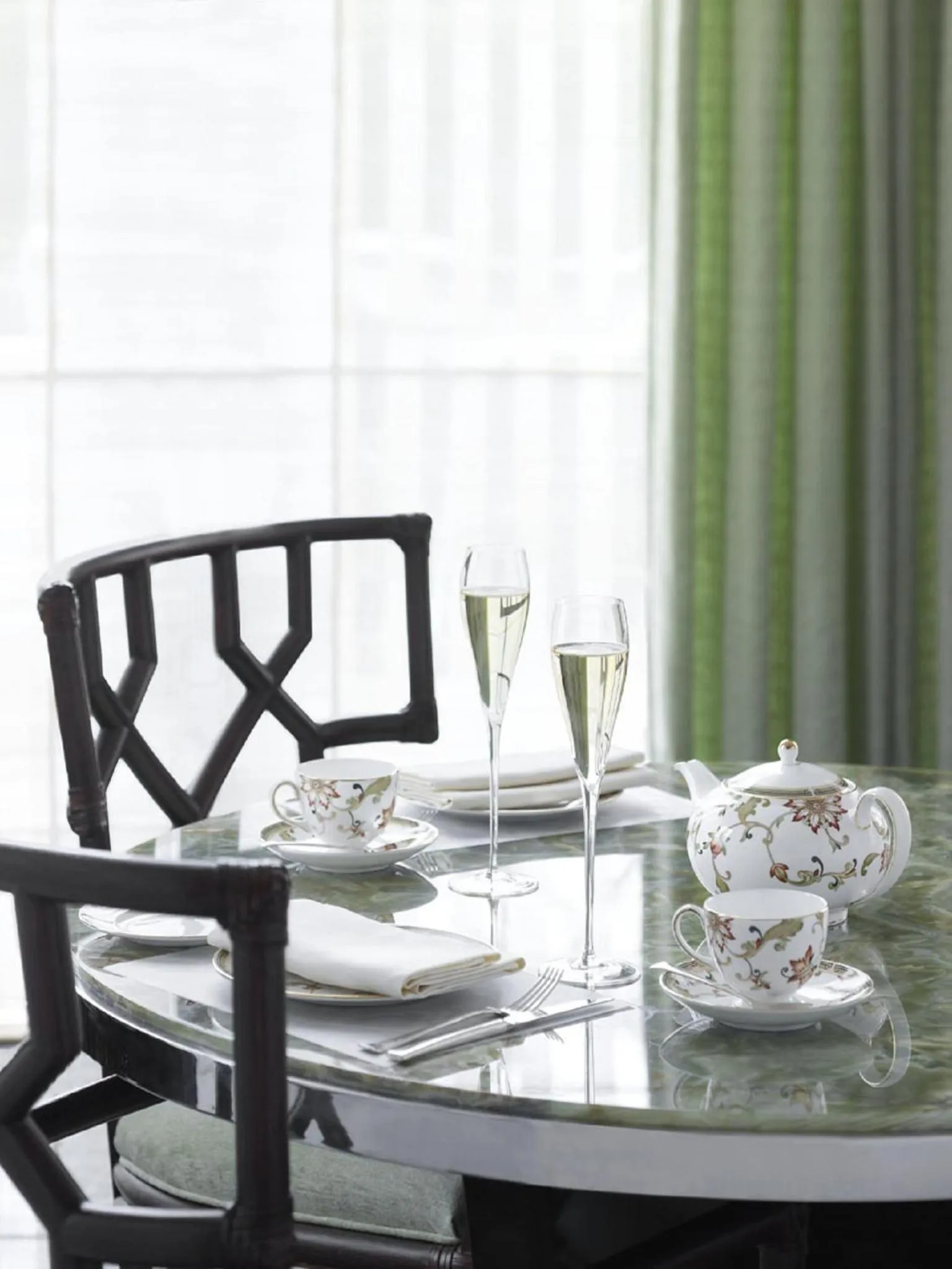 Seating area in Four Seasons Hotel London at Park Lane