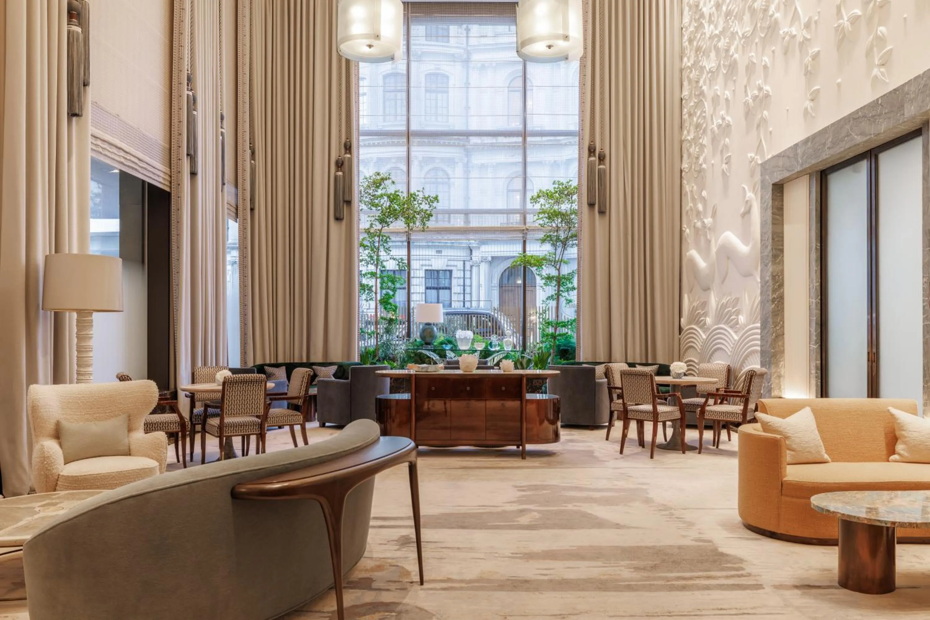 Lounge or bar in Four Seasons Hotel London at Park Lane