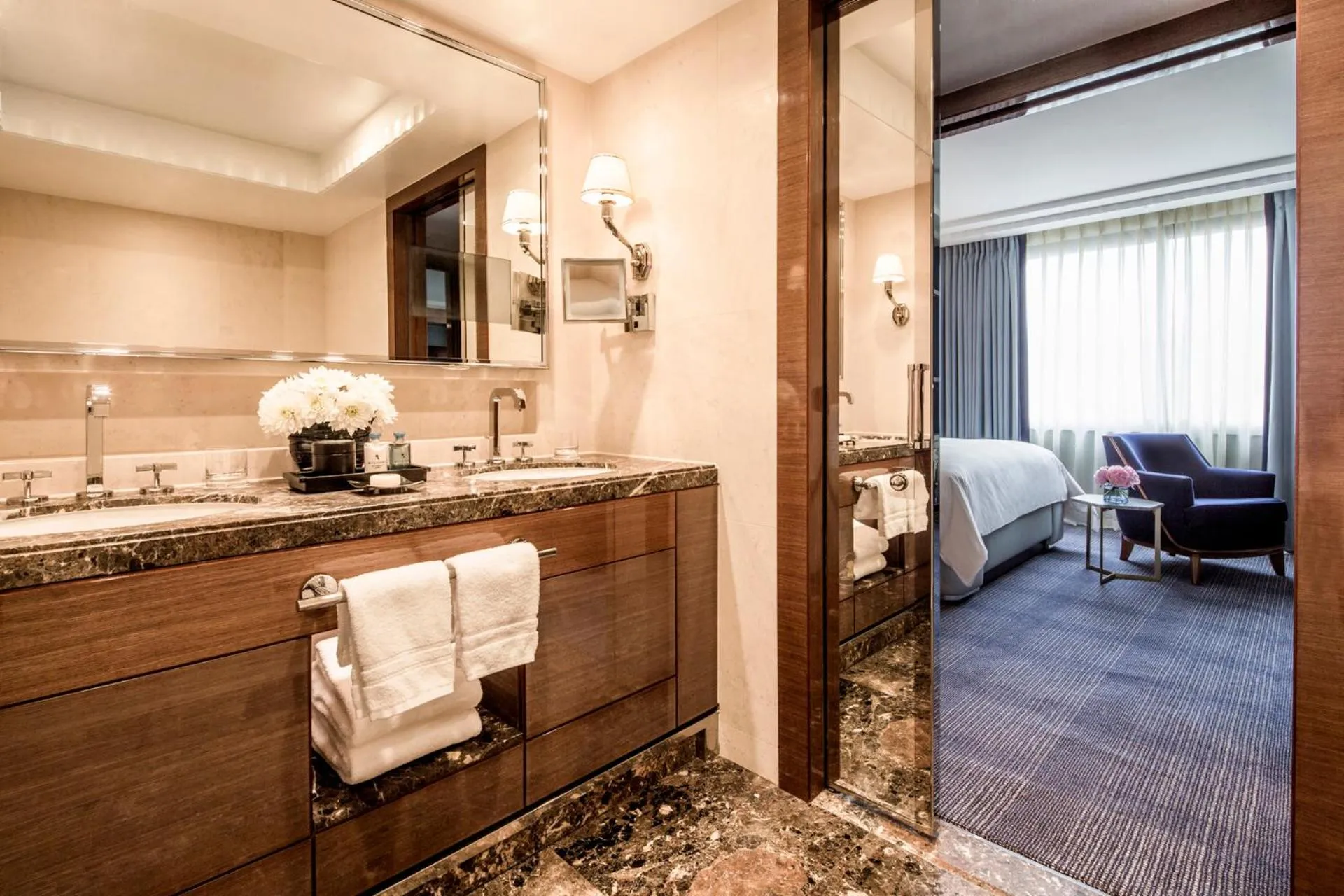 Bathroom in Four Seasons Hotel London at Park Lane