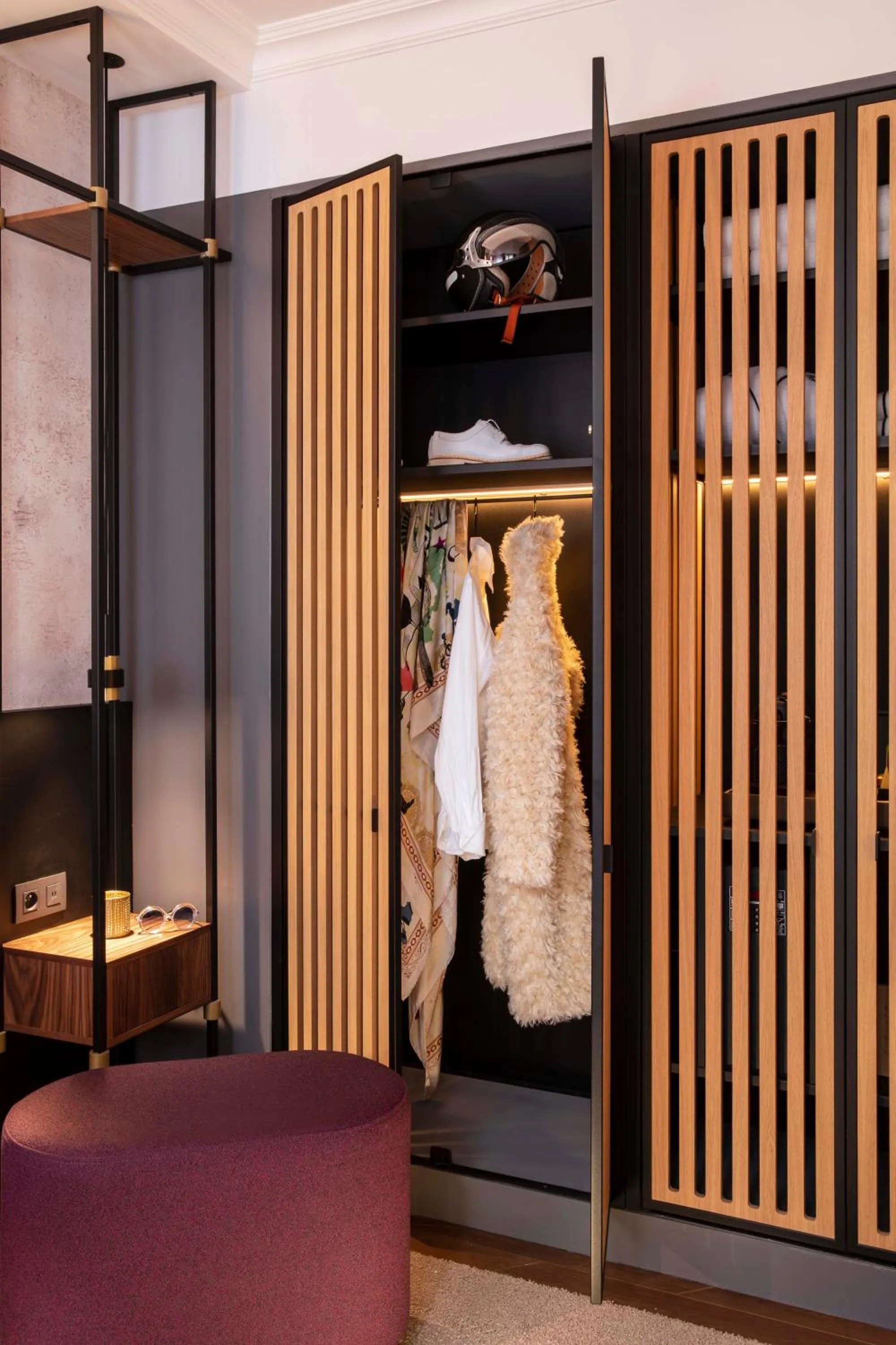 wardrobe in Victoria Palace Hotel