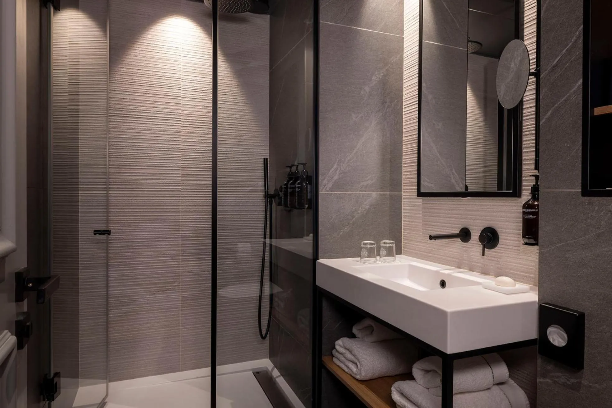 Shower in Victoria Palace Hotel