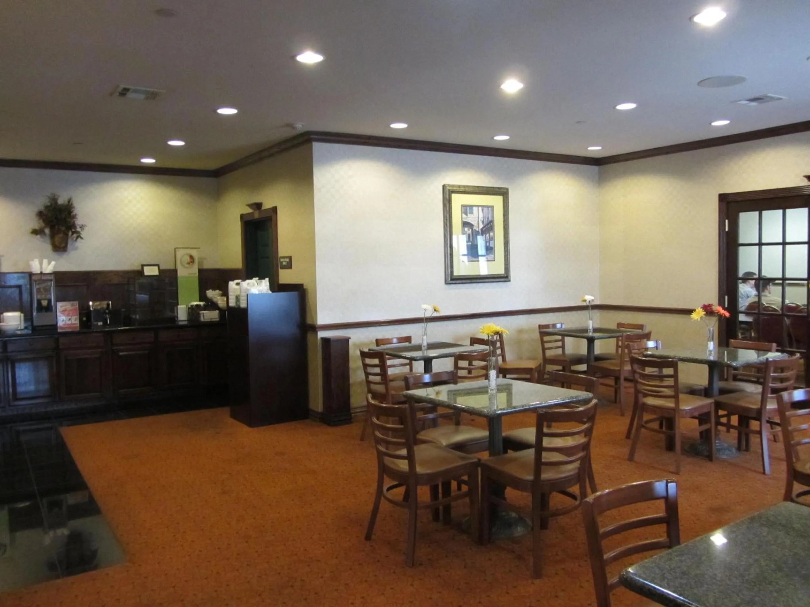 Communal kitchen in Country Inn & Suites by Radisson, Amarillo I-40 West, TX