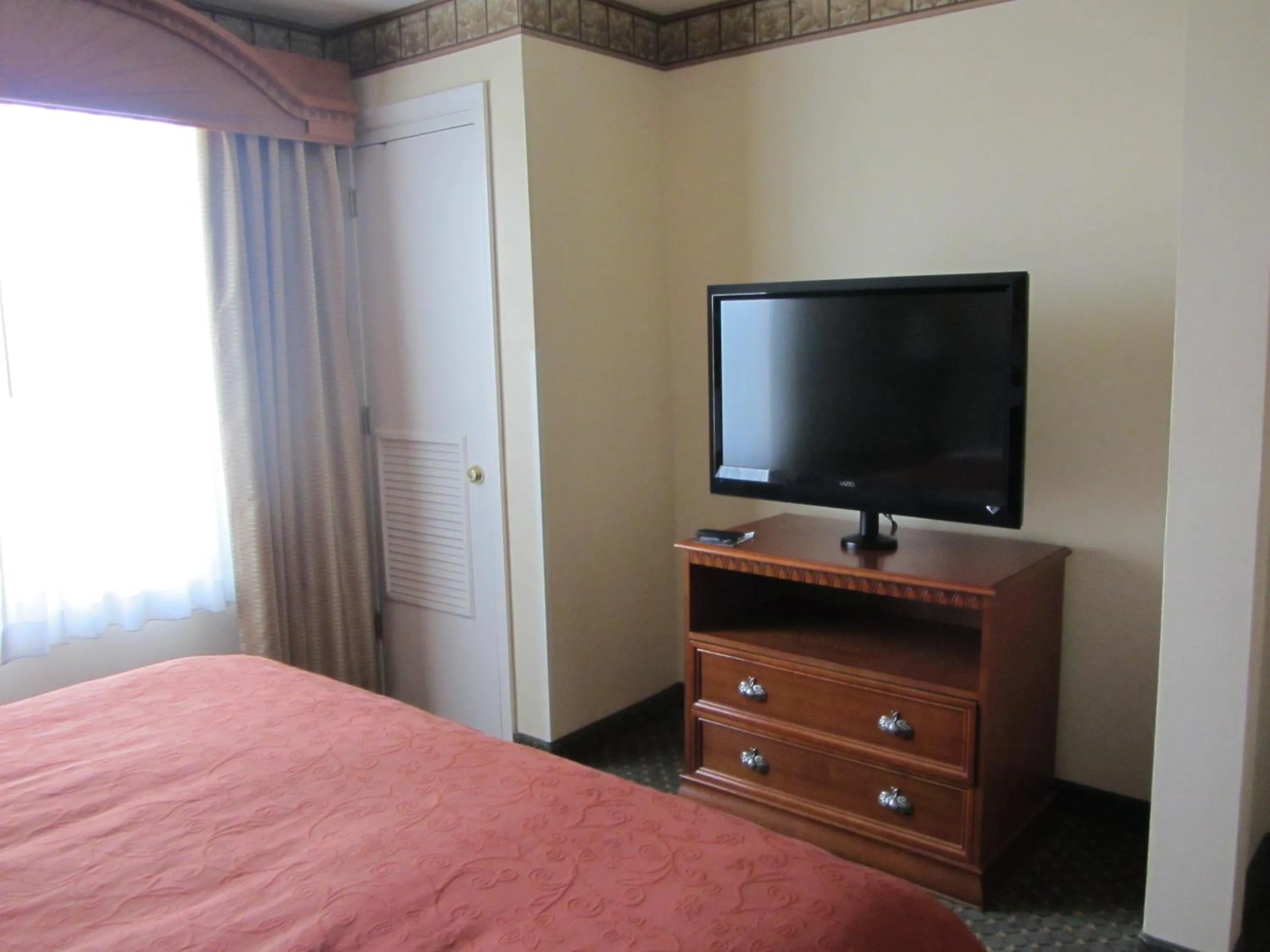 TV and multimedia, Bed in Country Inn & Suites by Radisson, Amarillo I-40 West, TX