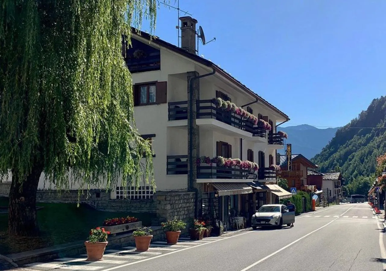 Facade/entrance in Hotel Bucaneve