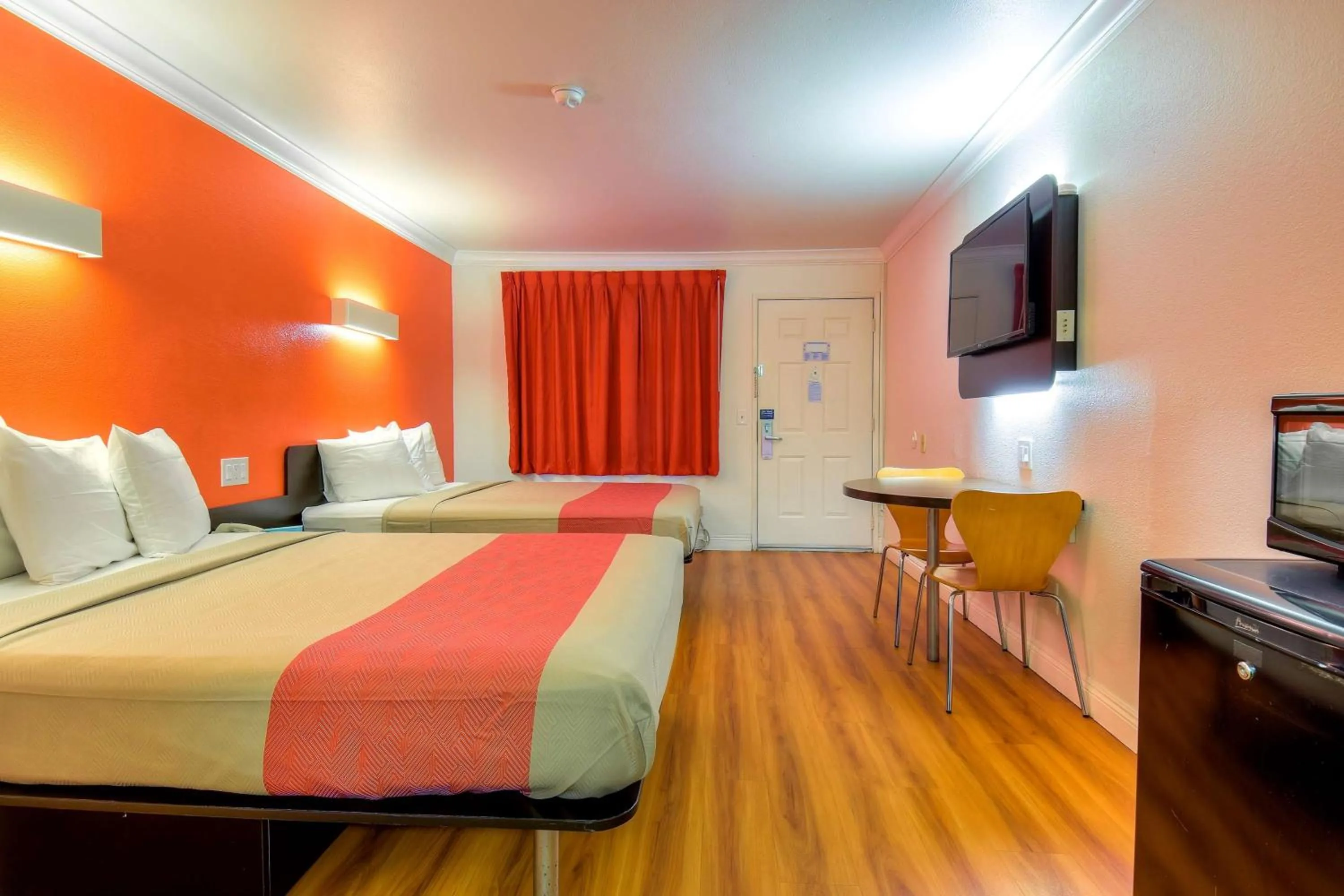 TV and multimedia, Bed in Motel 6-Menifee, CA