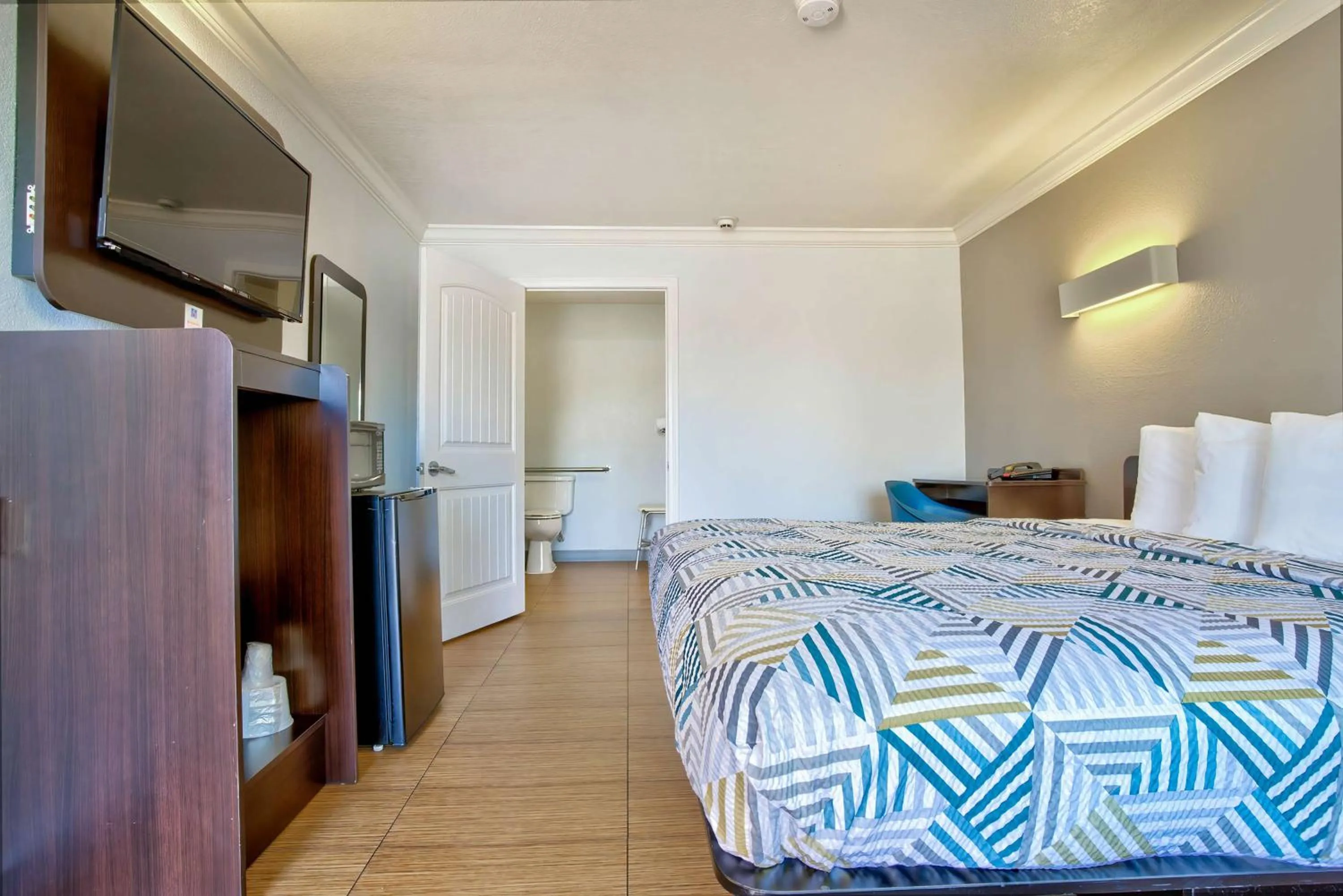 Bedroom, Bed in Motel 6-Menifee, CA