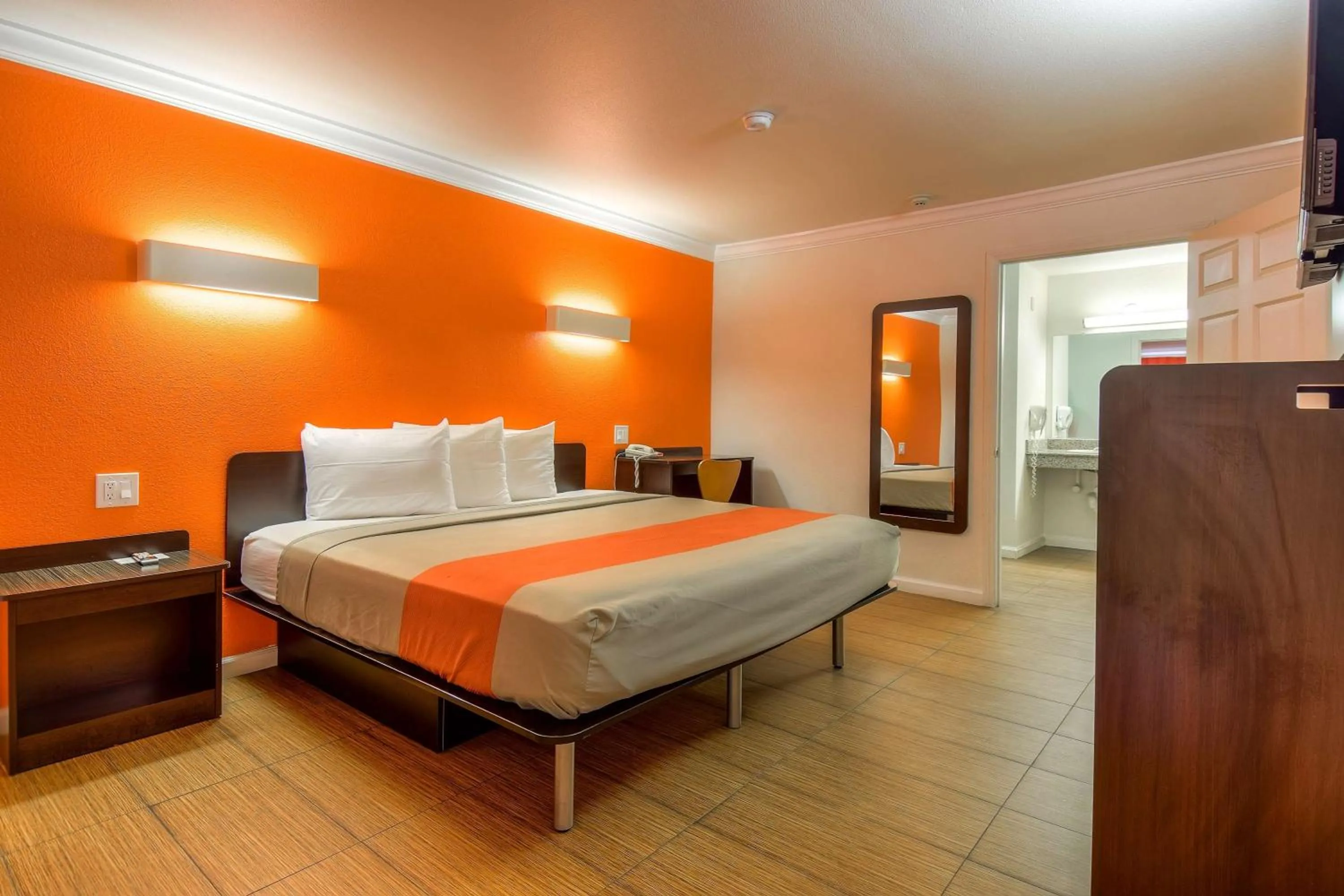 TV and multimedia, Bed in Motel 6-Menifee, CA