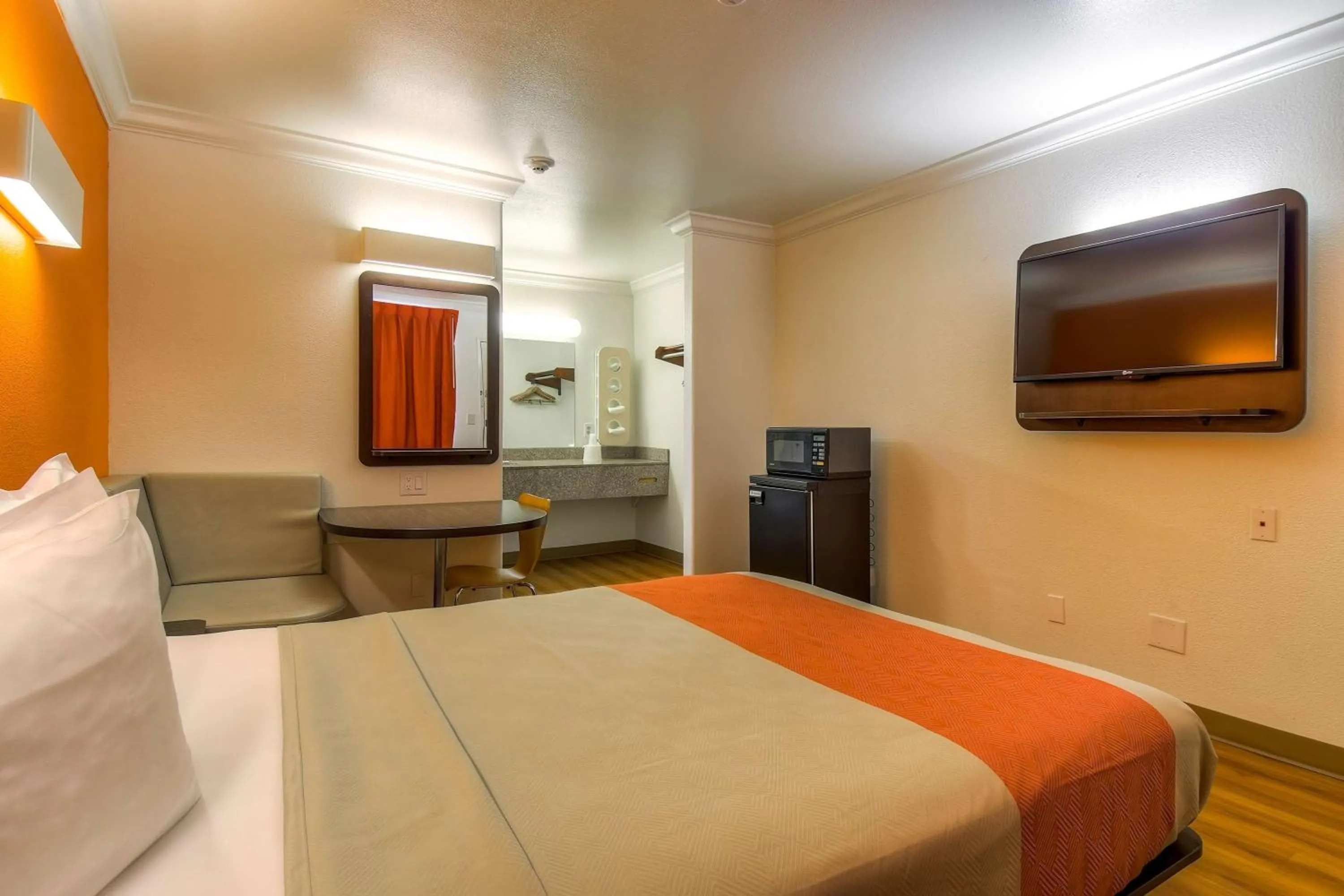 TV and multimedia, Bed in Motel 6-Menifee, CA
