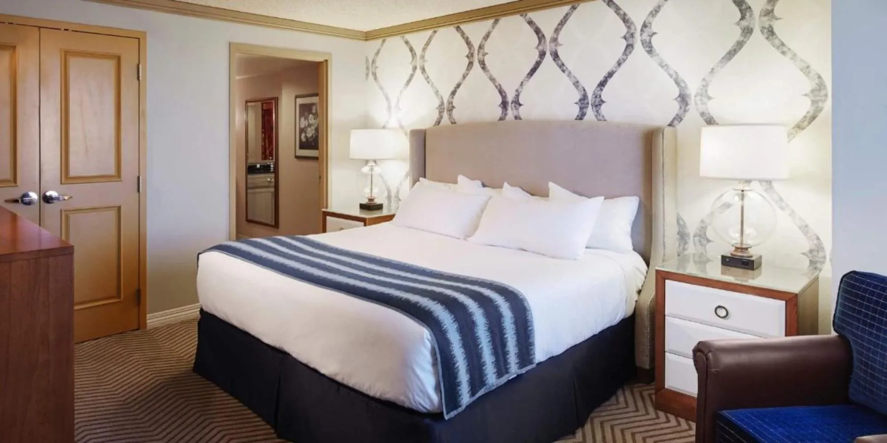 Bathroom, Bed in Harrah's Kansas City, A Caesars Destination