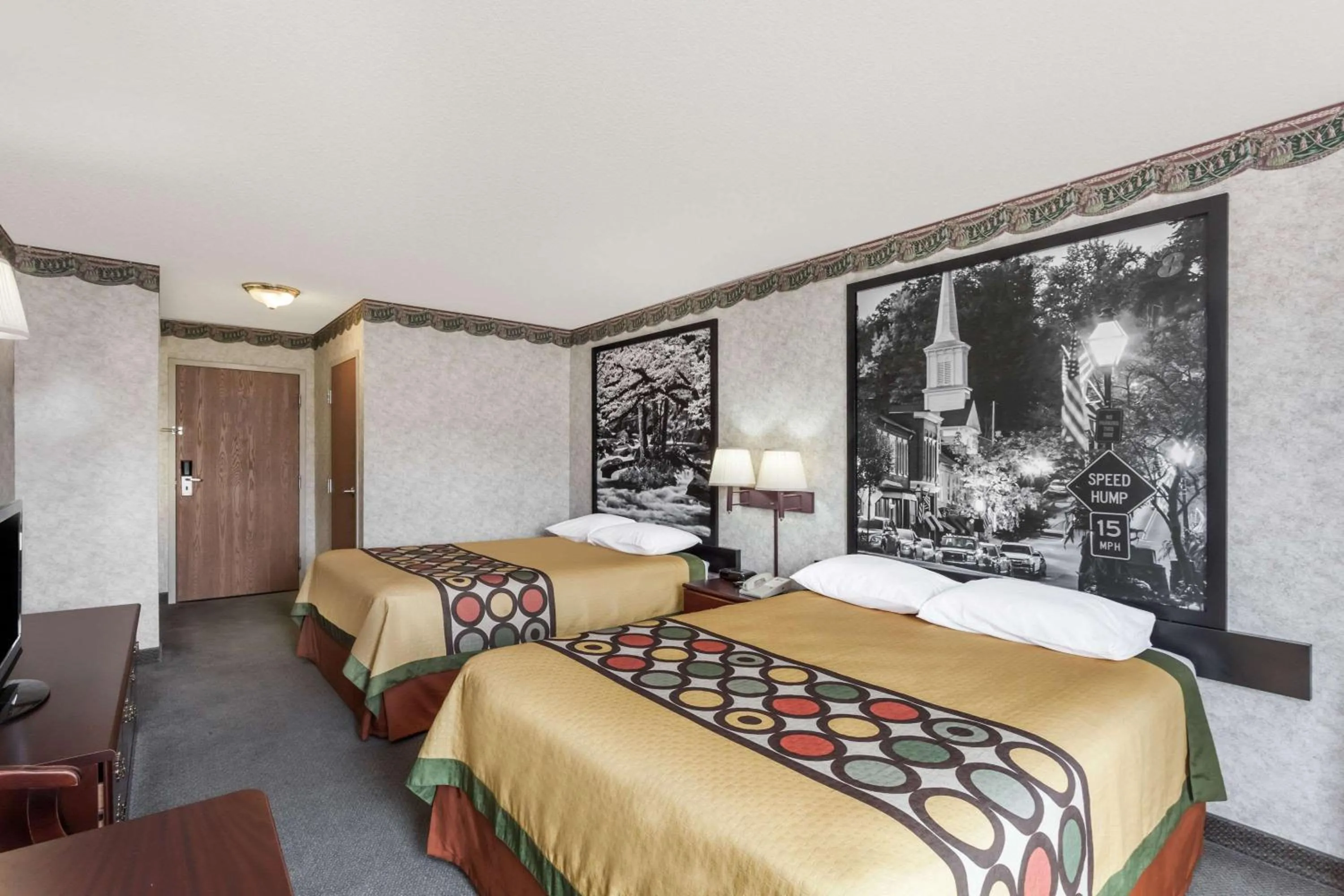 Photo of the whole room, Bed in Super 8 by Wyndham Erwin, I-26 Exit 37