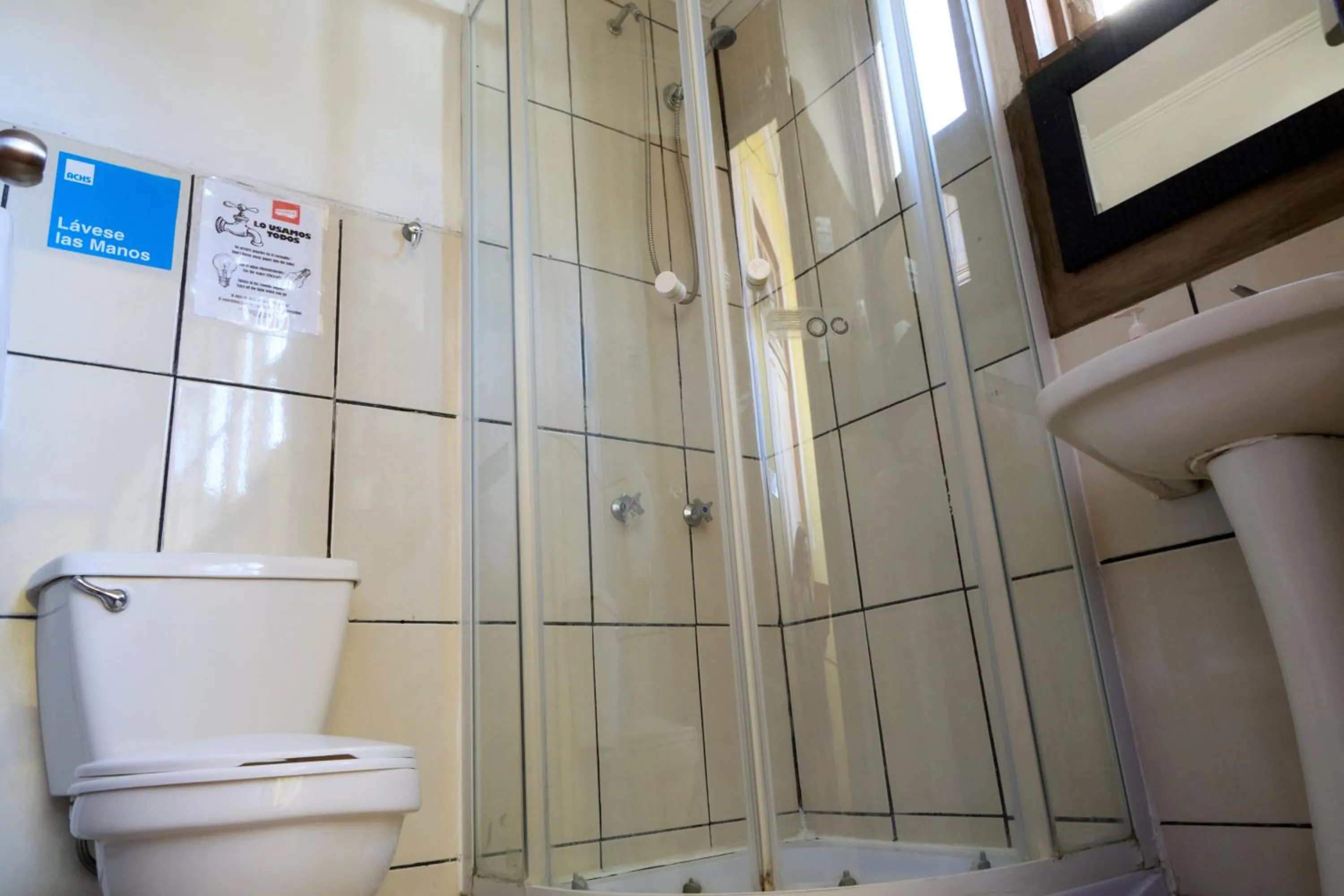 Shower in Hostal Providencia