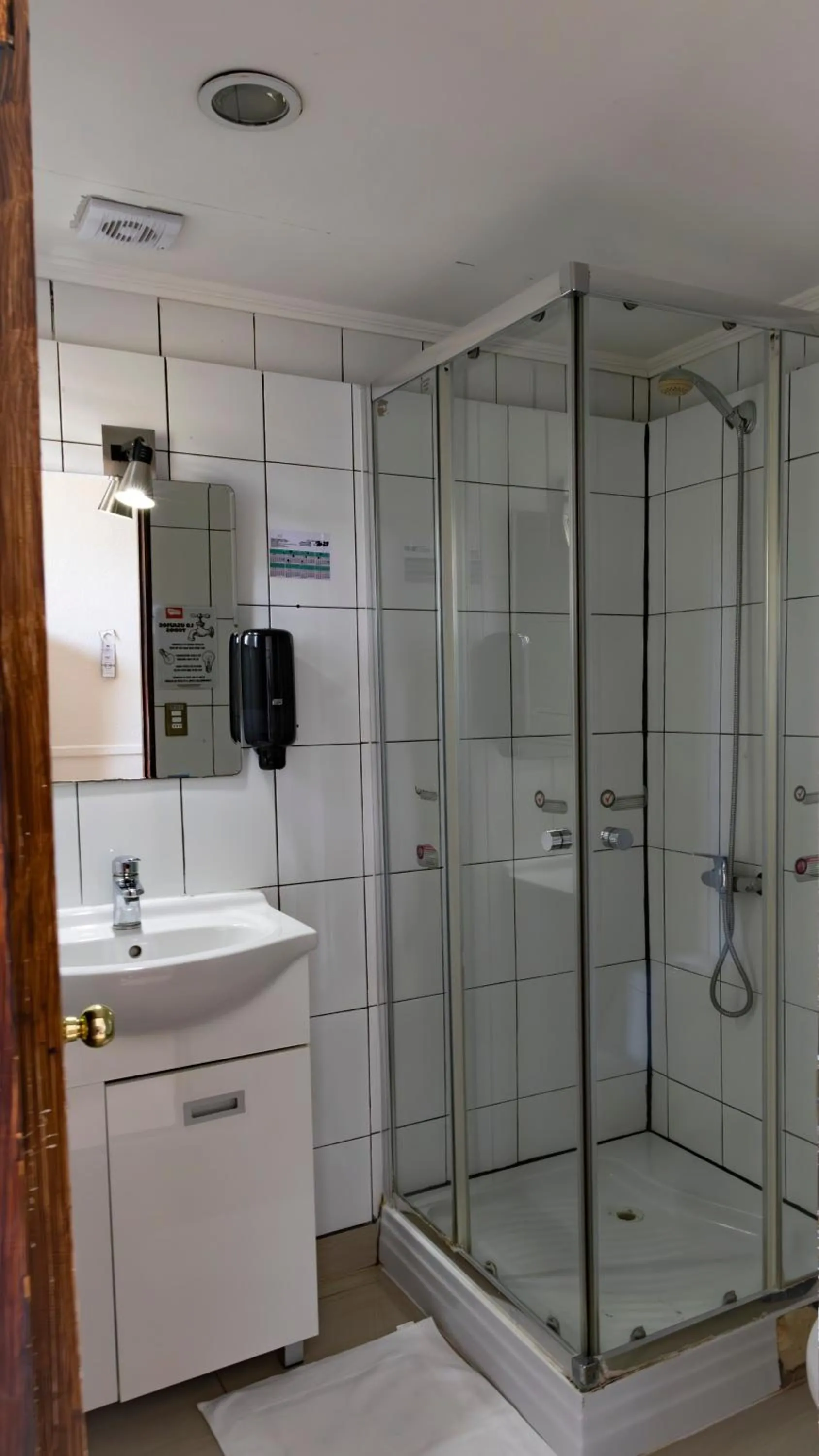Shower in Hostal Providencia