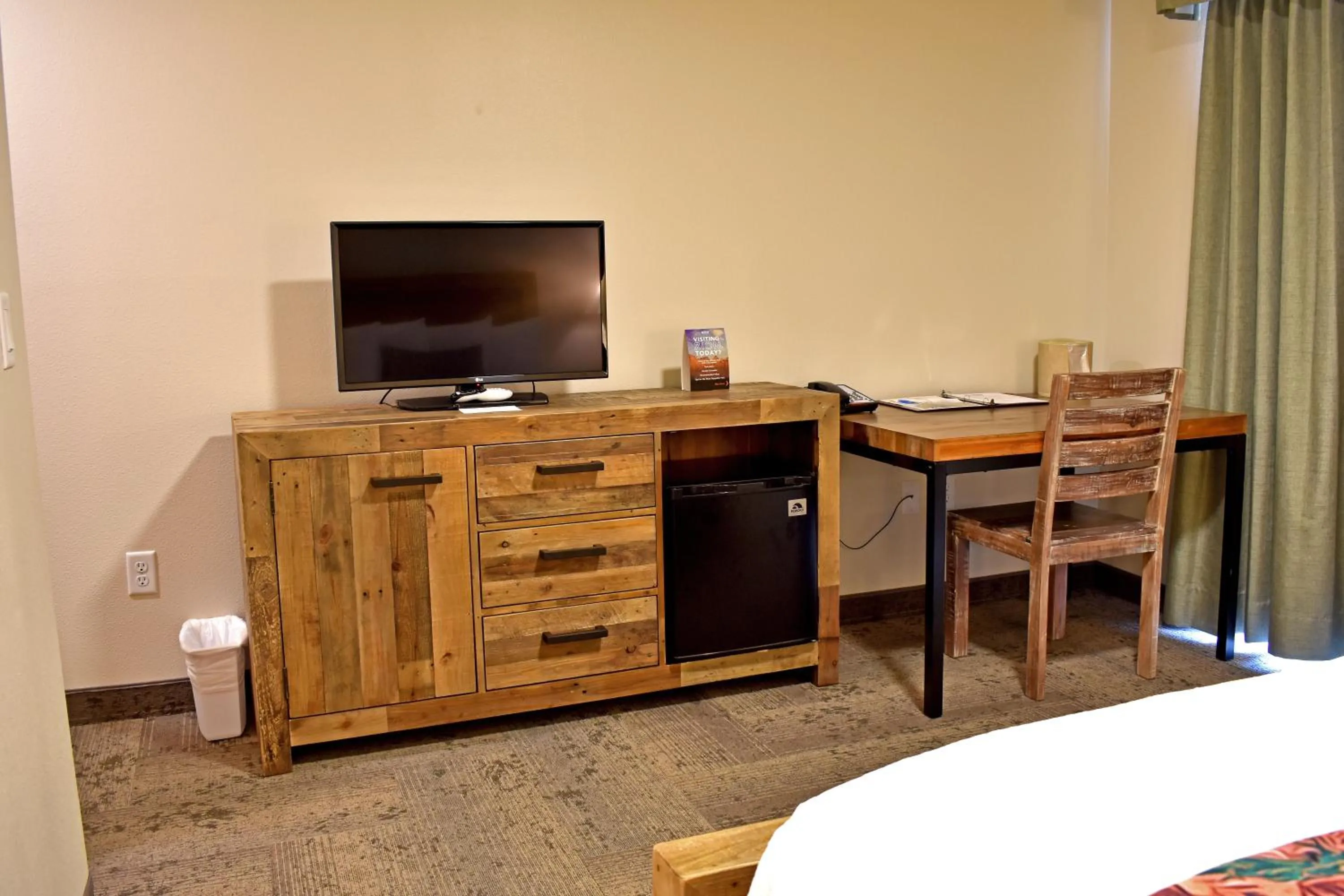 Bedroom, Bed in Bumbleberry Inn