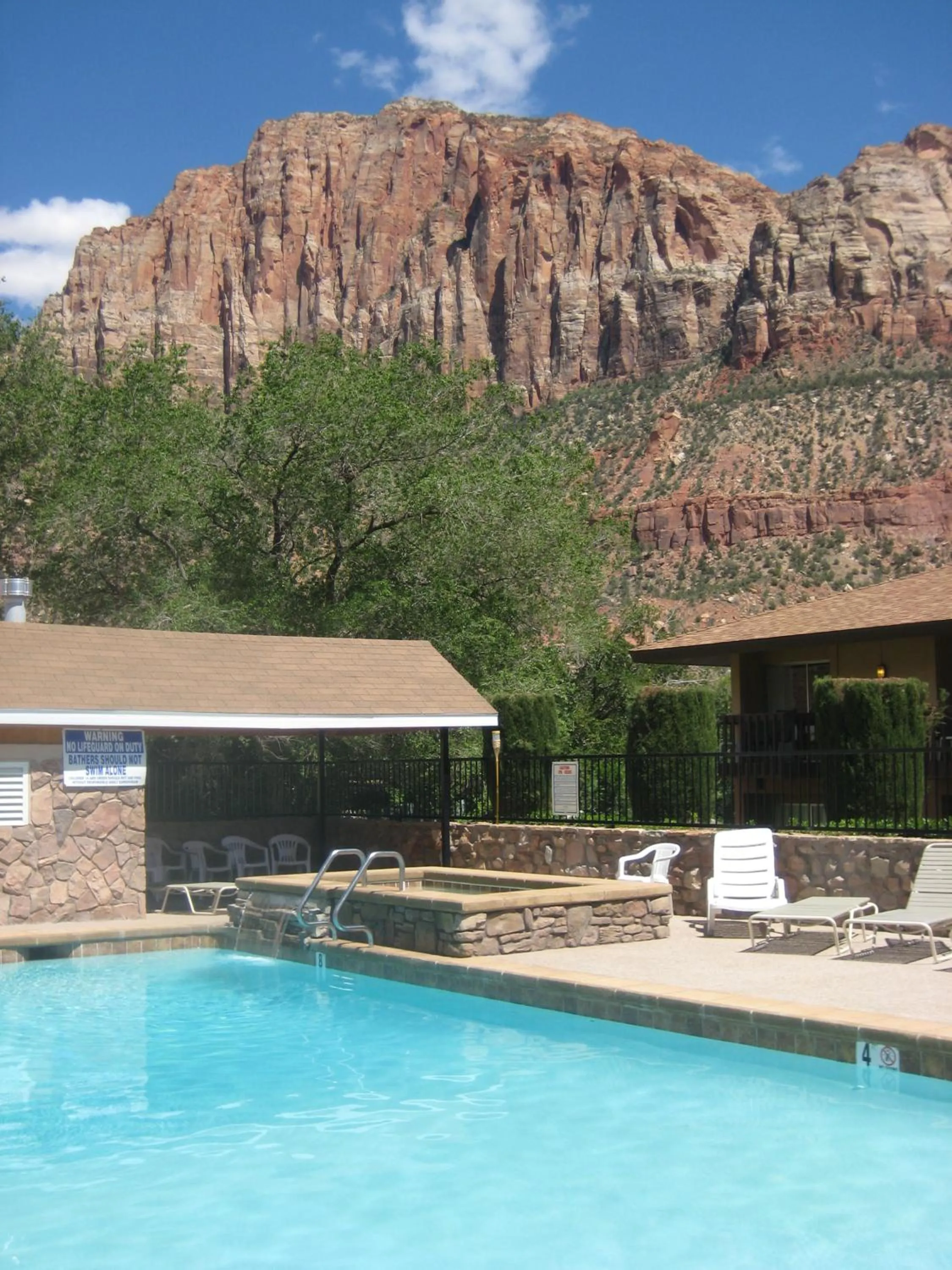Swimming pool in Bumbleberry Inn