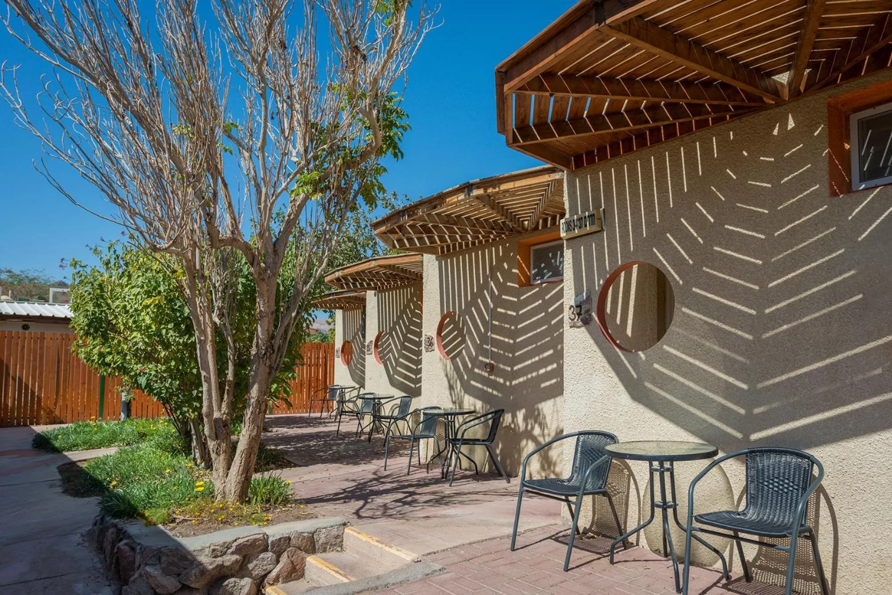 Balcony/Terrace in קיבוץ אילות - חדרי אירוח עם בריכה משותפת