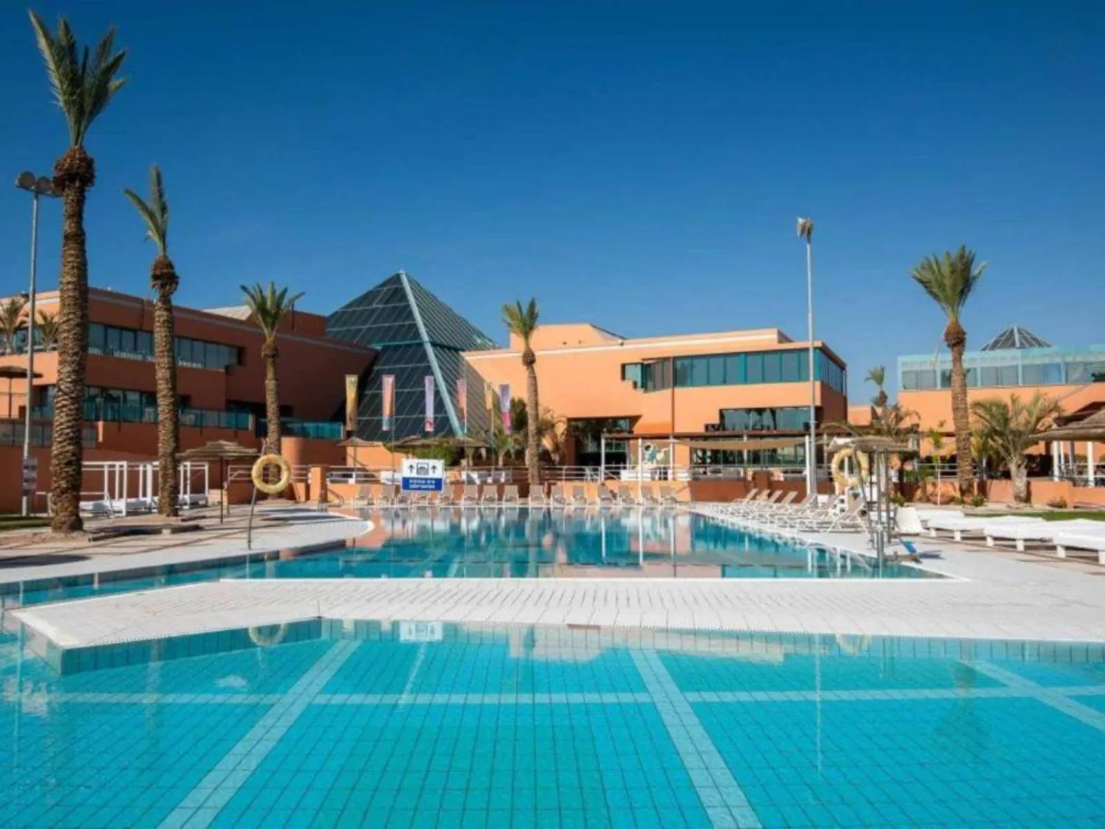 קיבוץ אילות - חדרי אירוח עם בריכה משותפת