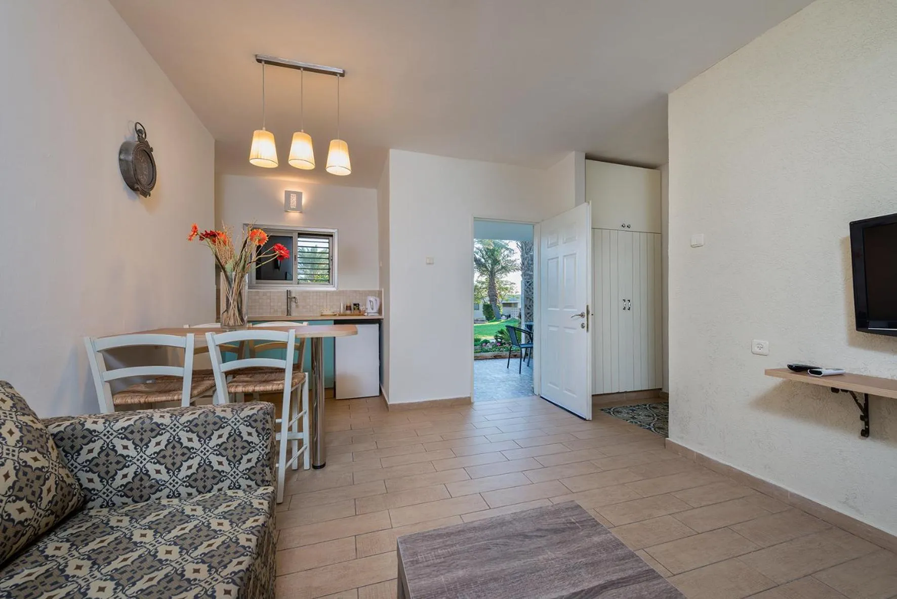 TV and multimedia in קיבוץ אילות - חדרי אירוח עם בריכה משותפת