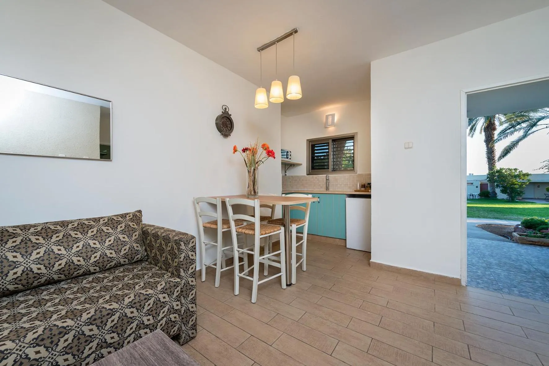 Kitchen or kitchenette in קיבוץ אילות - חדרי אירוח עם בריכה משותפת