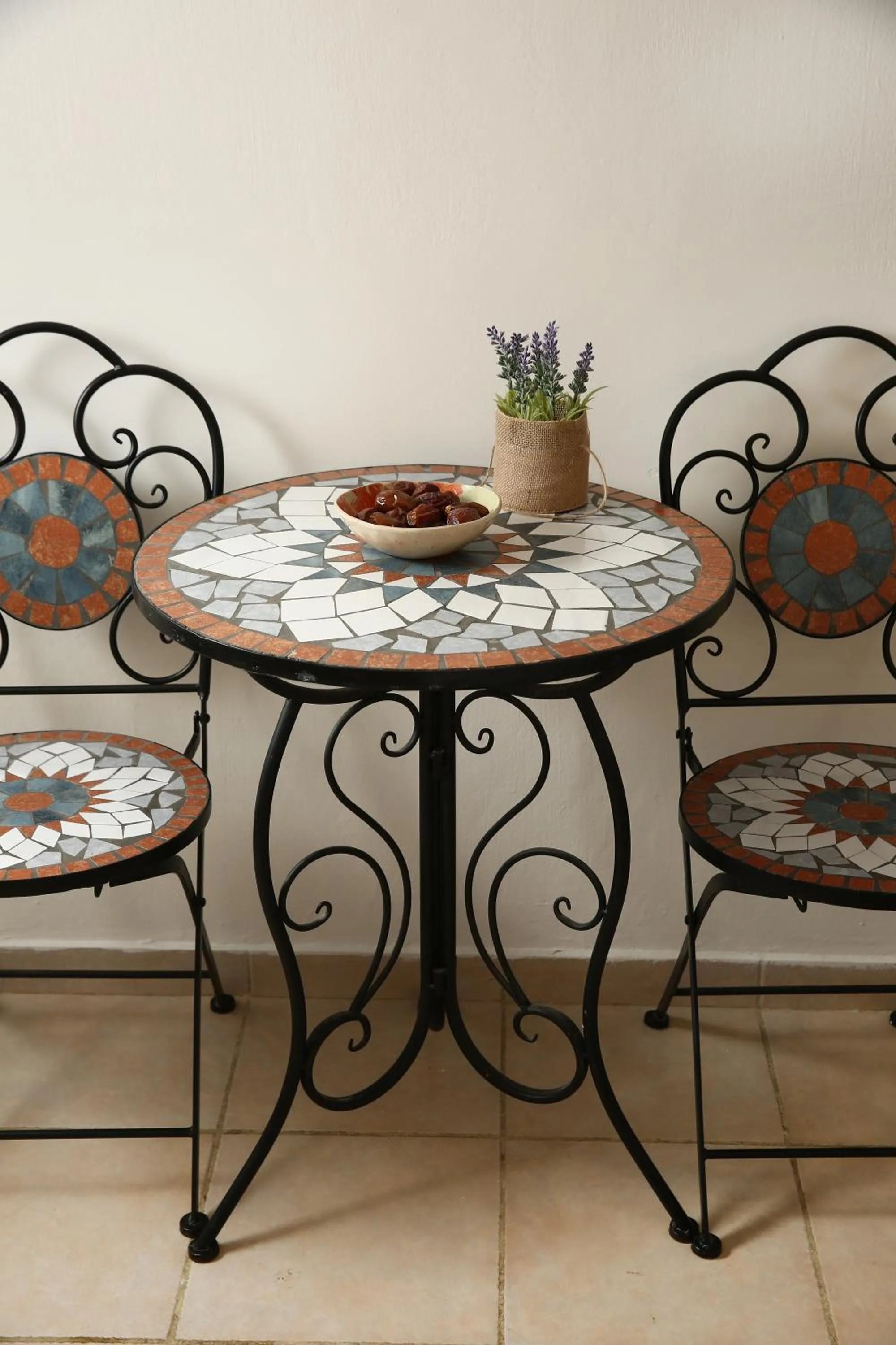 Seating area in קיבוץ אילות - חדרי אירוח עם בריכה משותפת