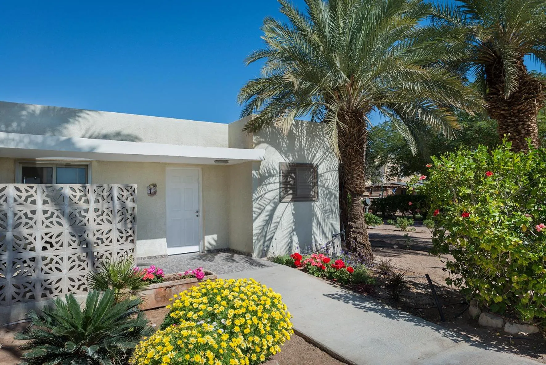 Property building in קיבוץ אילות - חדרי אירוח עם בריכה משותפת