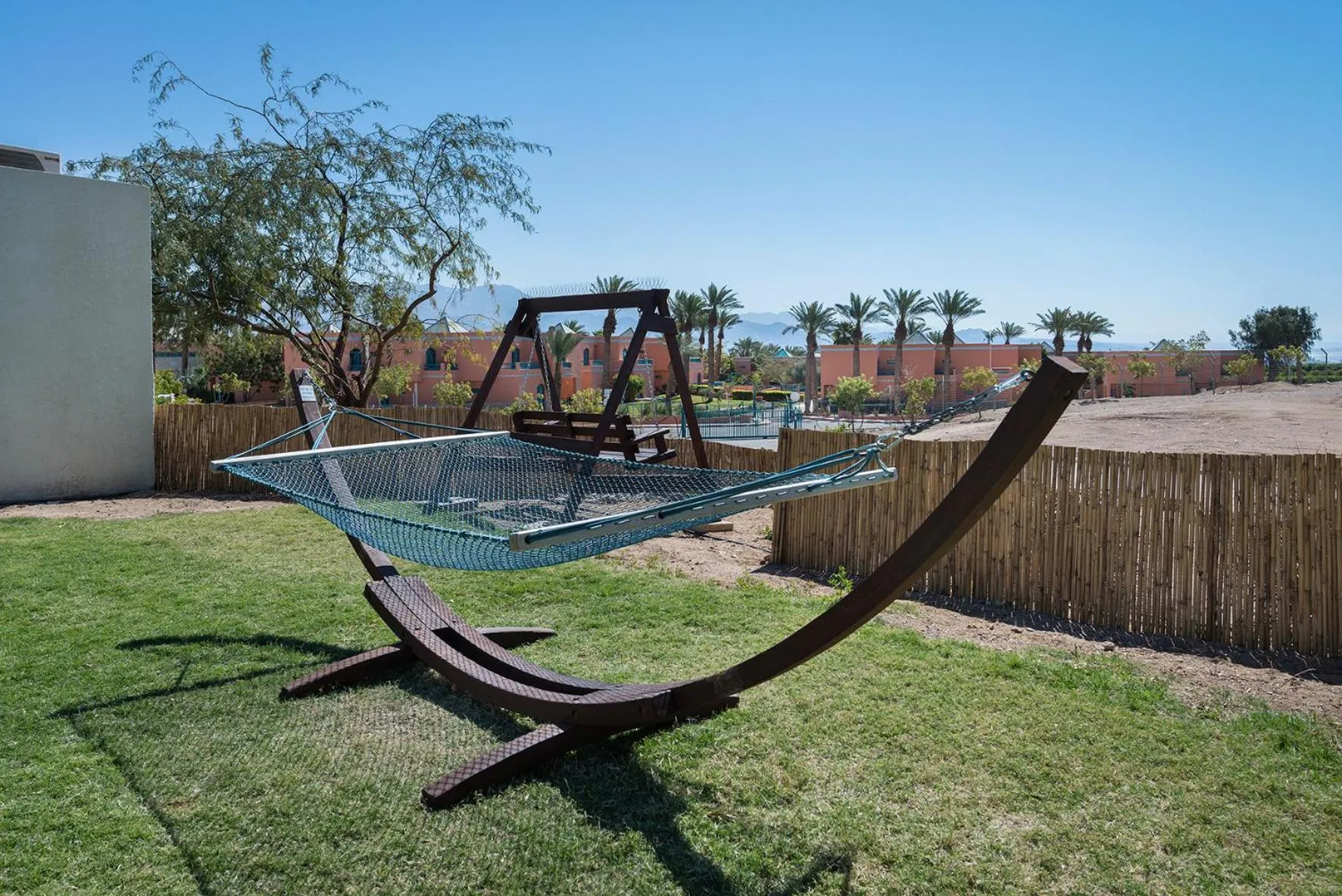 Seating area in קיבוץ אילות - חדרי אירוח עם בריכה משותפת