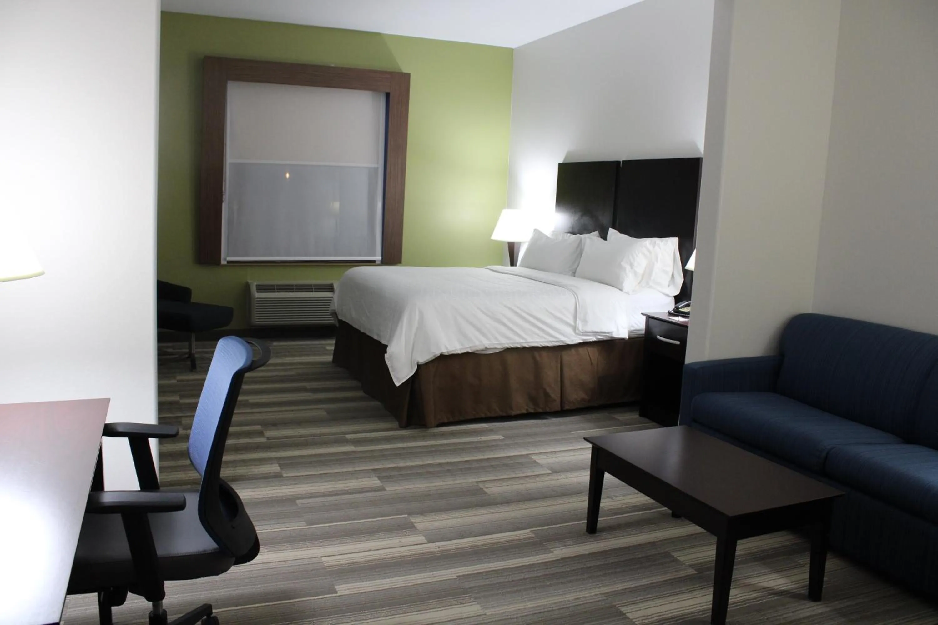 Photo of the whole room, Bed in Holiday Inn Express and Suites Heber Springs by IHG