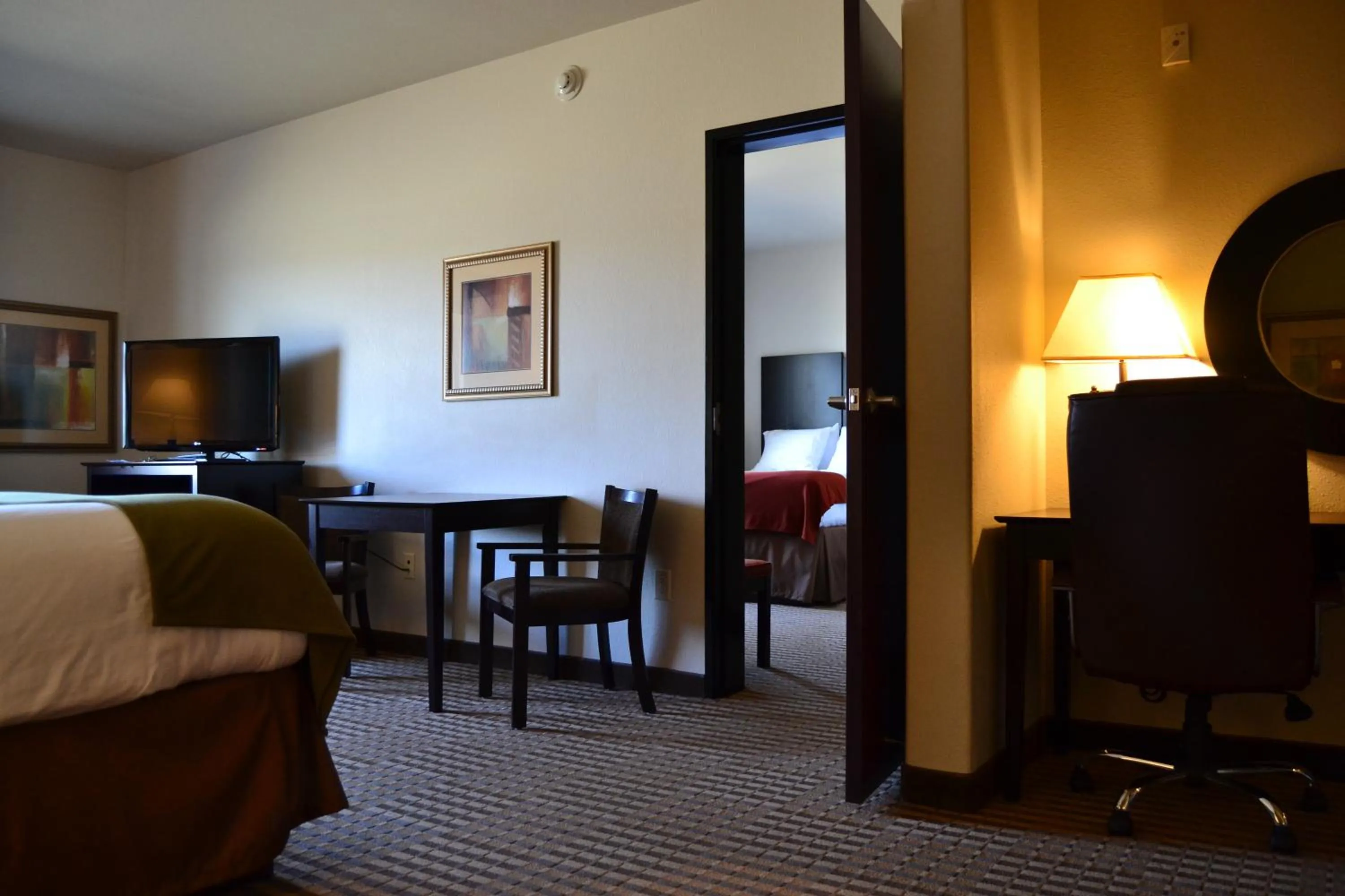 Photo of the whole room, Bed in Holiday Inn Express and Suites Heber Springs by IHG