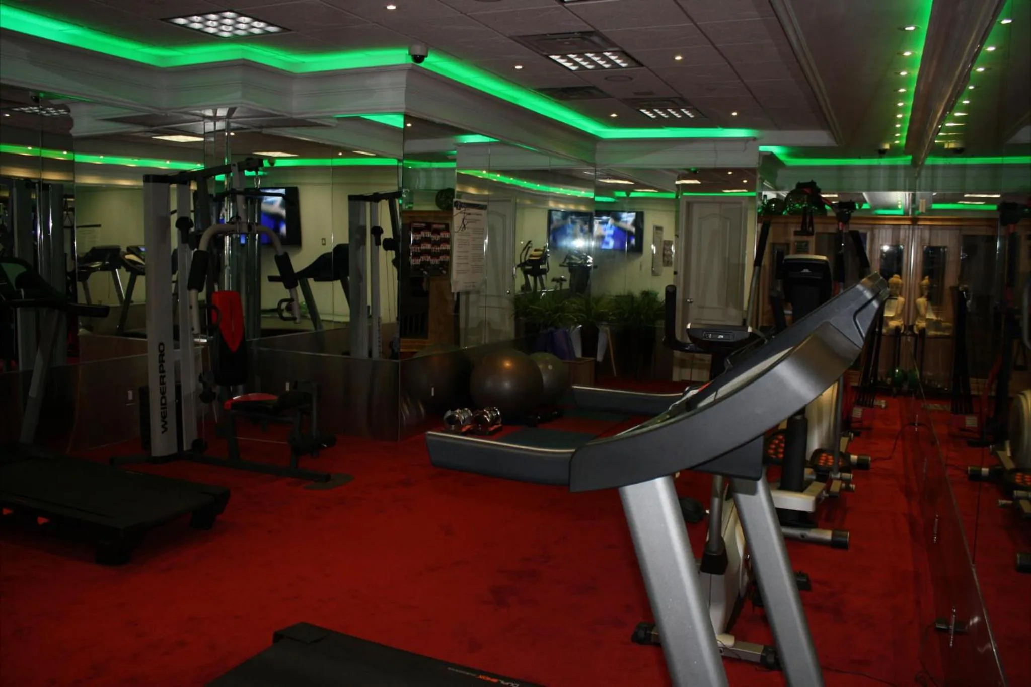 Fitness centre/facilities in Yonge Suites Apart Hotel