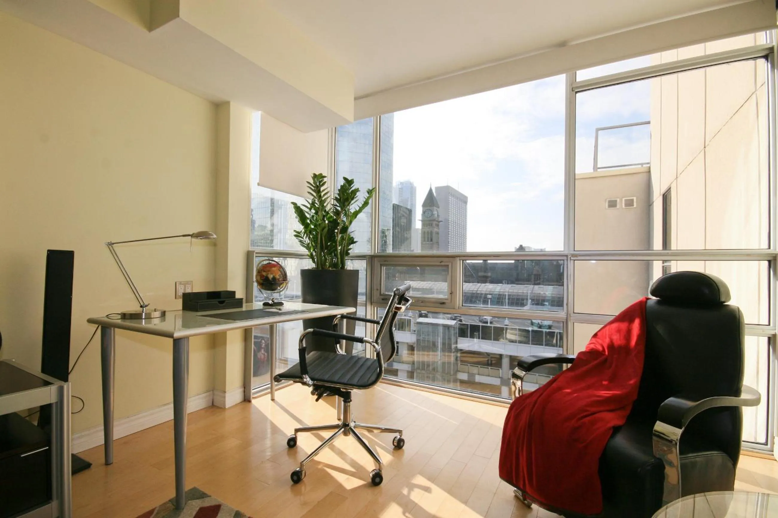 Seating area in Yonge Suites Apart Hotel