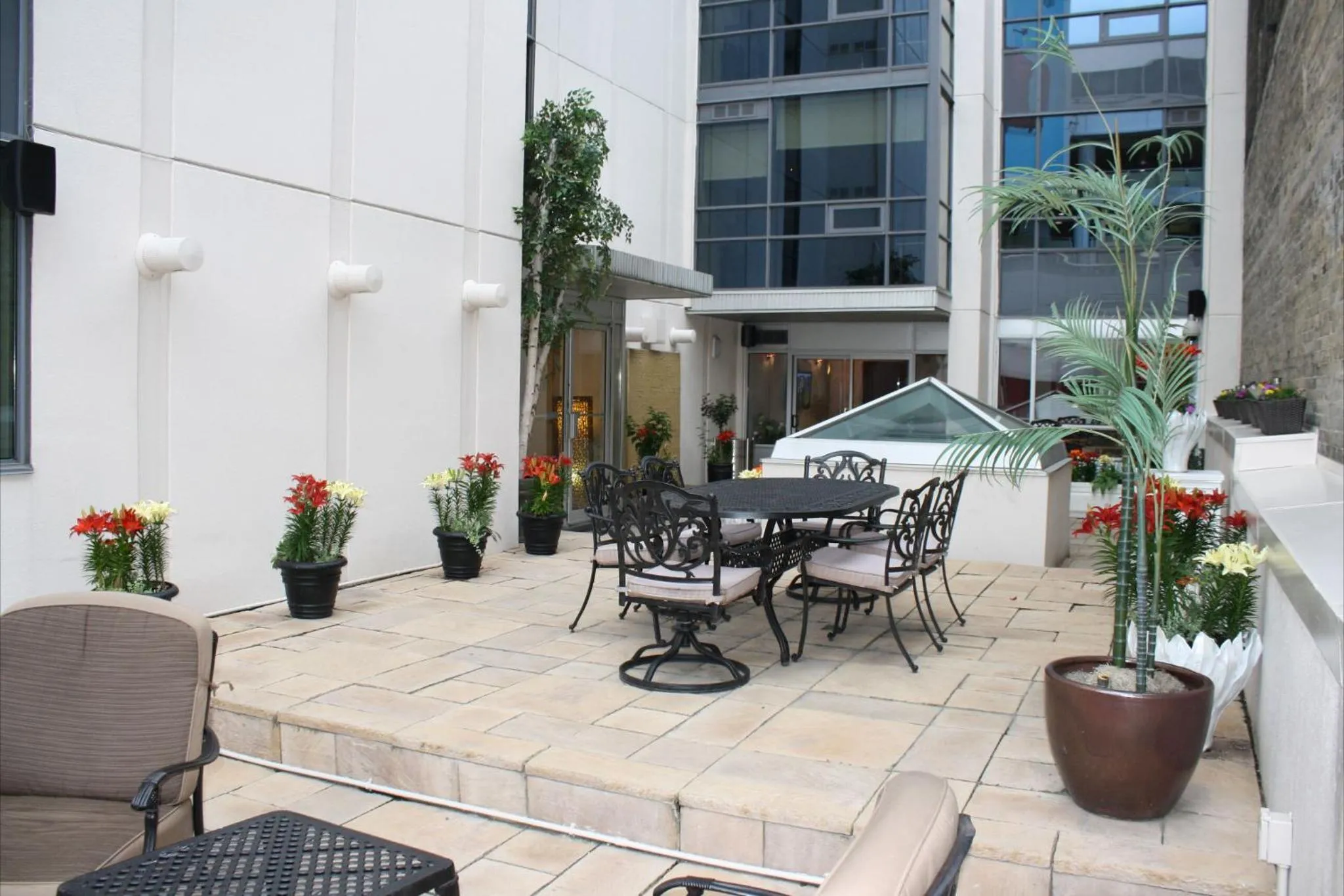 Patio in Yonge Suites Apart Hotel